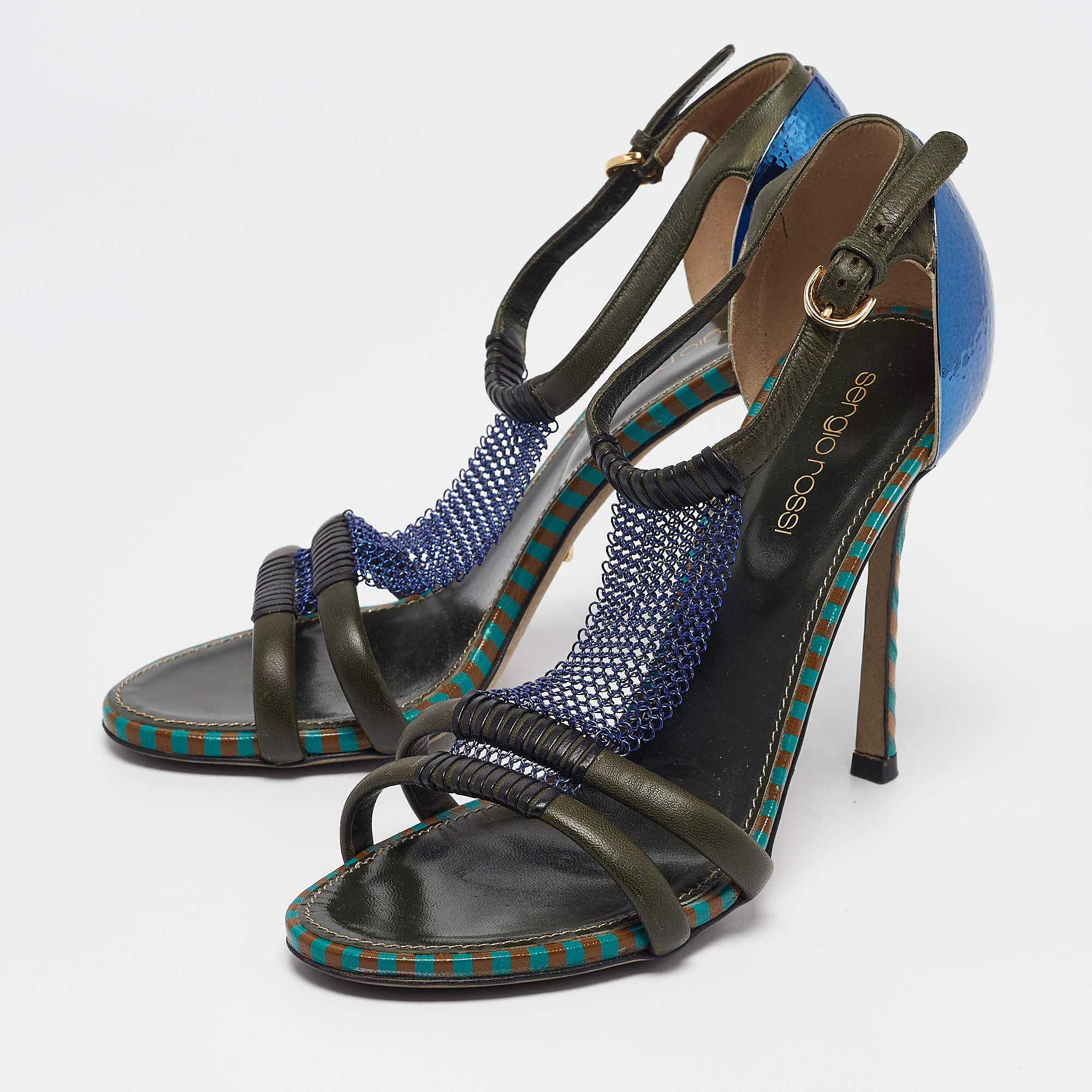 These sandals will frame your feet in an elegant manner. Crafted from quality materials they display a classy design and comfortable insoles.