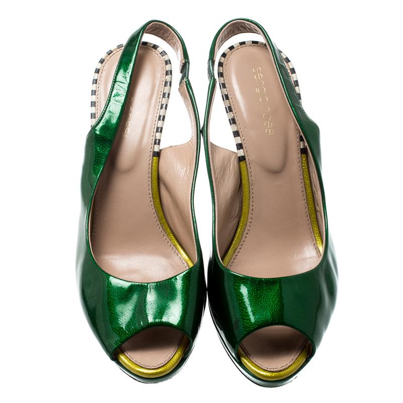 Mit diesen hübschen Sandalen von Sergio Rossi zeigen Sie sich von Ihrer besten Seite, wo immer Sie hingehen. Sie sind aus grünem Lackleder gefertigt und mit einer Peep-Toe-Zehe versehen. Slingbacks und 9,5 cm hohe Absätze machen das Paar perfekt.