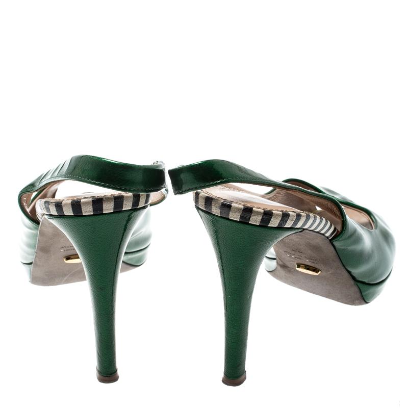 Sergio Rossi Grüne Peep Toe Slingback-Sandalen aus Lackleder Größe 37 (Schwarz) im Angebot