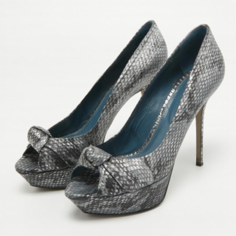 Die Tradition des Modehauses, gepaart mit modernem Design, macht diese Pumps zu einer fabelhaften Wahl. Sie helfen Ihnen, mit Leichtigkeit ein schickes Aussehen zu erzielen.