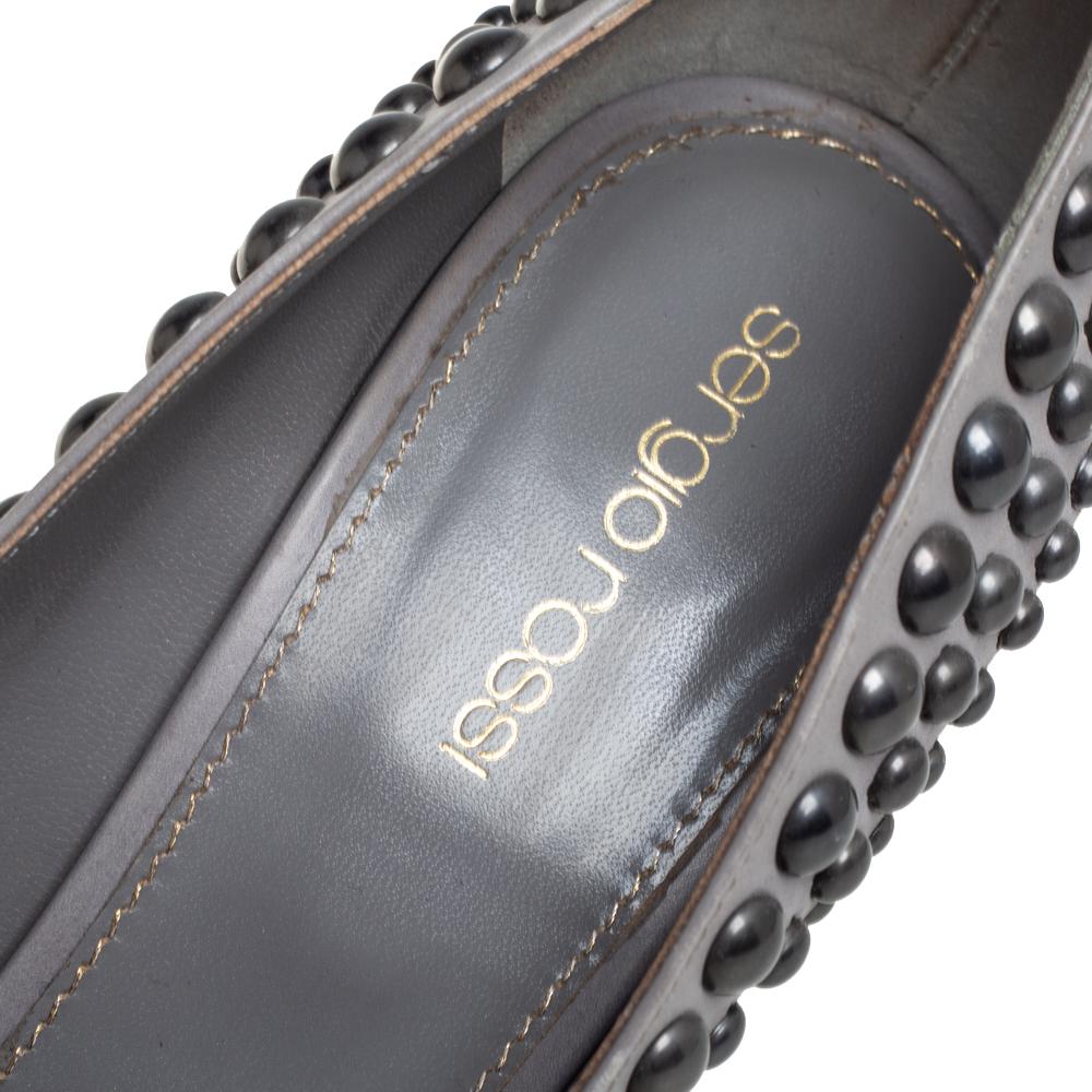 Sergio Rossi Grey Leather Studded Platform Pumps Size 37 In Good Condition For Sale In Dubai, Al Qouz 2