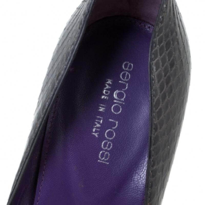 Sergio Rossi Bombas en punta de piel de pitón gris talla 38 en venta 1