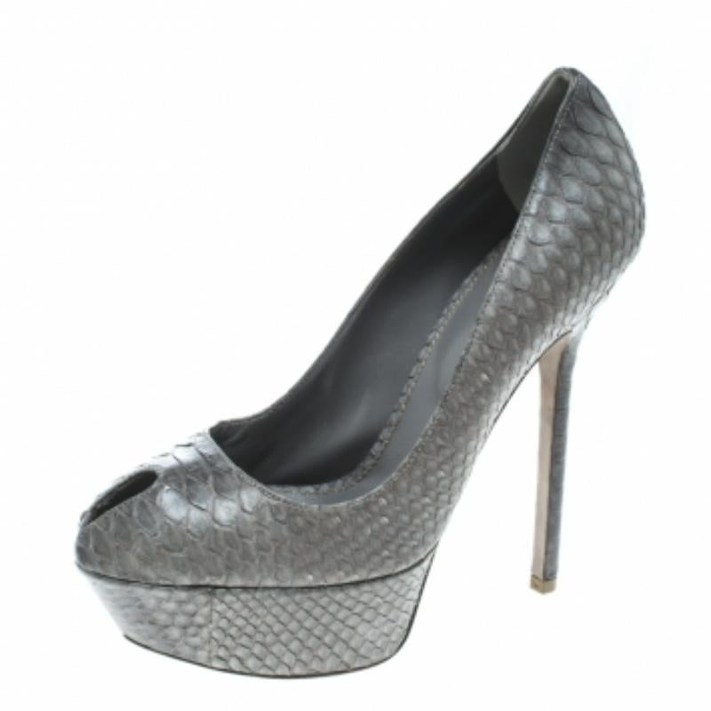 Arborez votre style et faites de la rue votre piste de mode avec ces fabuleux escarpins de Sergio Rossi ! Confectionnés en python gris, ces escarpins présentent une silhouette peep-toe et sont dotés de semelles intérieures confortables doublées de