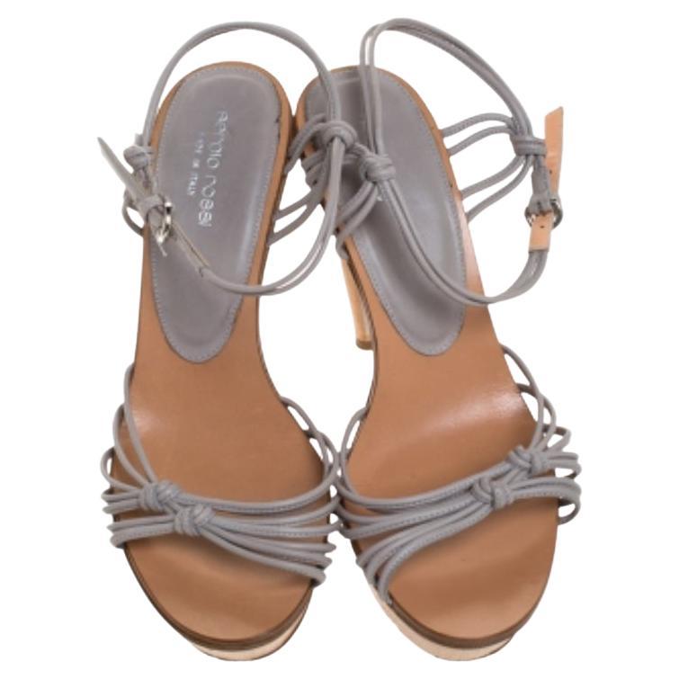 Estas sandalias de moda de Sergio Rossi pueden dar un cambio de imagen a todo tu conjunto. Ponte estas sandalias de tiras de piel cuando salgas y verás cómo se giran las cabezas. Con plataforma y tacón de 12,5 cm, estas sandalias súper elegantes son