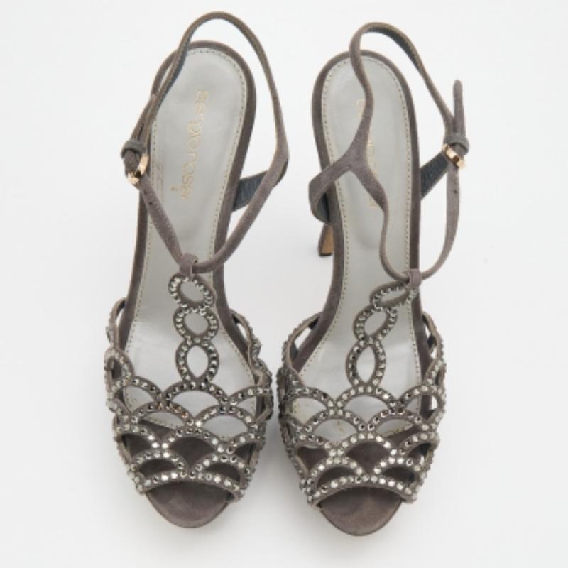 Migliora il tuo look aggiungendo questi sandali firmati al tuo bel guardaroba. Sono realizzati con maestria per garantire una vestibilità e uno stile perfetti.