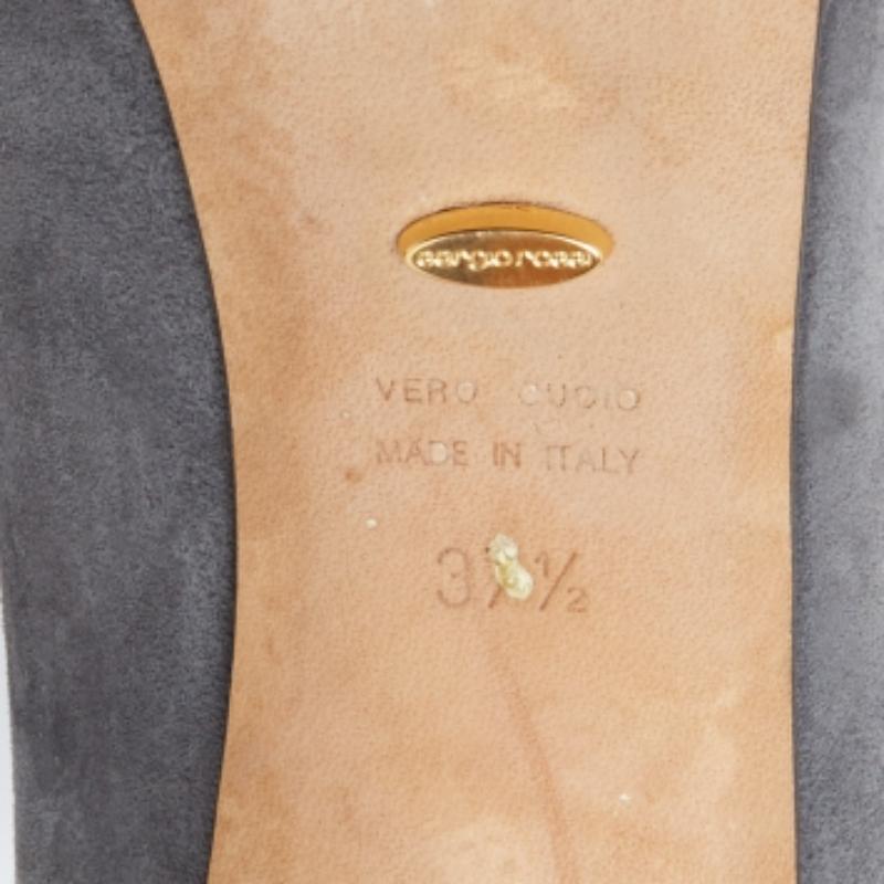 Queste sinuose décolleté di Sergio Rossi sono un punto fermo del guardaroba senza tempo. Realizzate con materiali lussuosi, sono dotate di solette ben rivestite che offrono un'infinità di giorni alla moda.