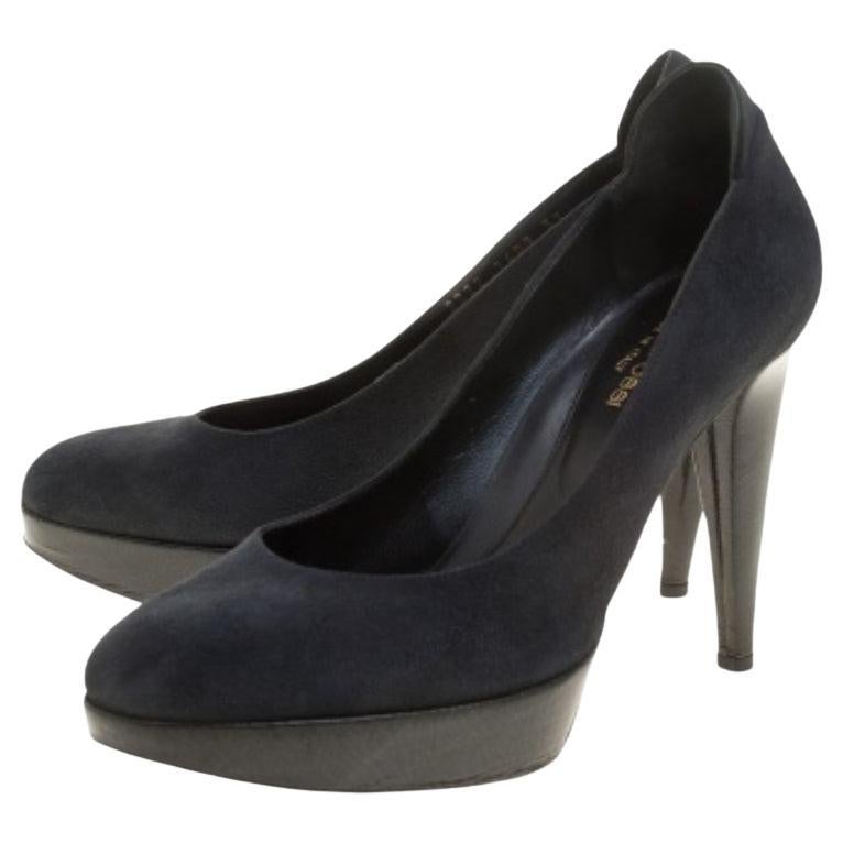 Passez une journée fantastique avec vos amis en arborant ces fabuleux escarpins gris. Cette paire exquise en daim vous donnera l'air joyeux et heureux. Coordonnez votre tenue avec cette paire d'escarpins Sergio Rossi, doublés de cuir, pour un look