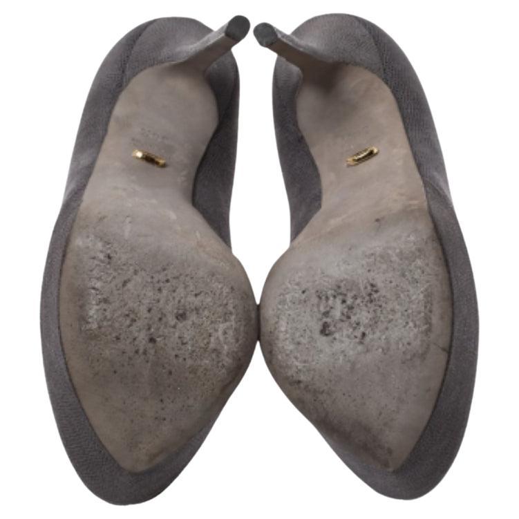 Rien de tel qu'une adorable paire d'escarpins pour avoir l'air d'une fashionista et se sentir bien dans sa peau ! Confectionnée en cuir dans une teinte grise, cette magnifique paire de Sergio Rossi présente une finition texturée sur toute sa