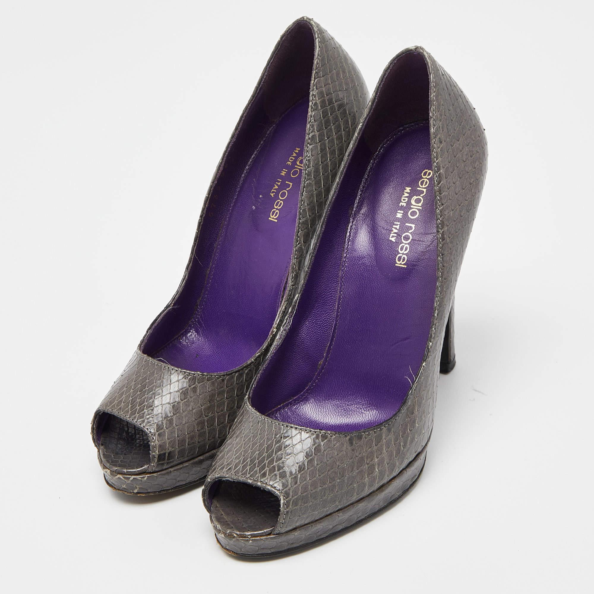 Affichez un style élégant avec cette paire d'escarpins. Ces chaussures élégantes sont fabriquées à partir de matériaux de qualité. Ils sont posés sur des semelles durables et des talons élégants.