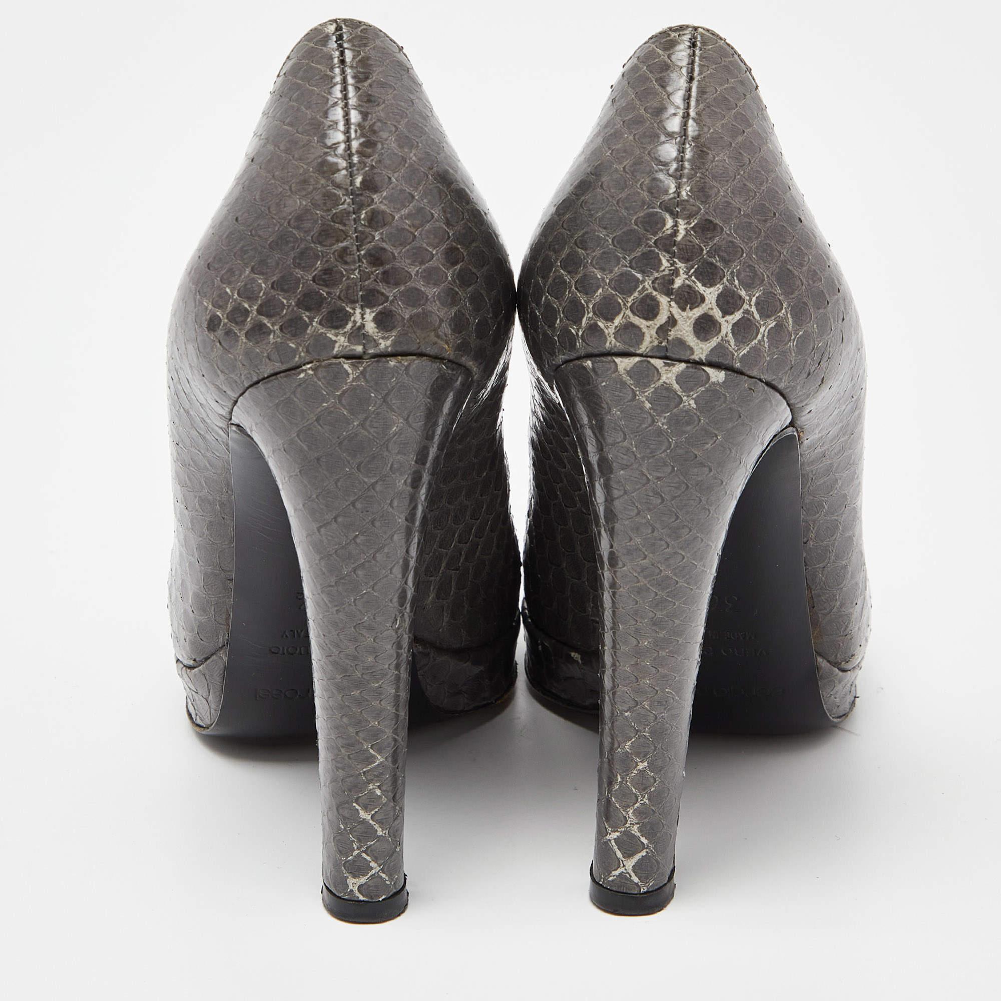Sergio Rossi escarpins à bout ouvert en cuir de serpent gris taille 36,5 Pour femmes en vente