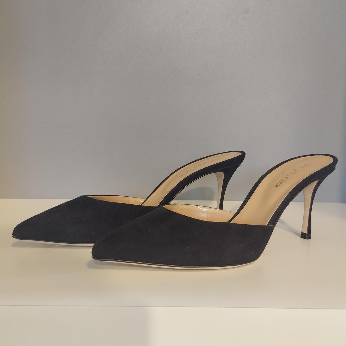 Super chic Sergio Rossi sabot
Suede Sabot
Suede
Black color
Heel height cm 8 (3,14 inches)
Dustbag, box and rechangeble heels
Worldwide express shipping included in the price
