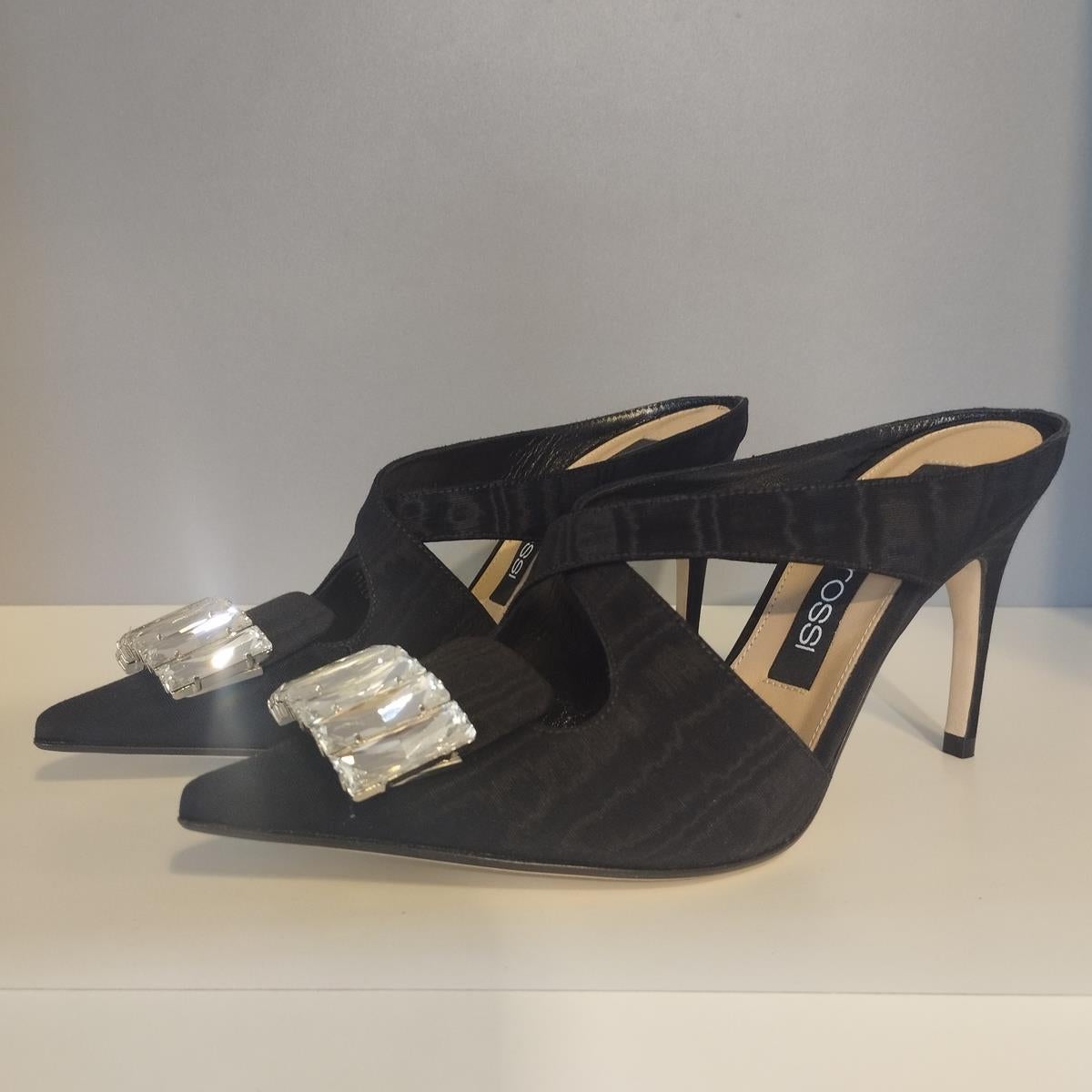 Sabot Sergio Rossi super chic
Textile
Couleur noire
Jewell en cristal
Hauteur du talon cm 9,5 (3,74 inches)
Sac à poussière, boîte et talons interchangeables
Expédition express dans le monde entier incluse dans le prix
