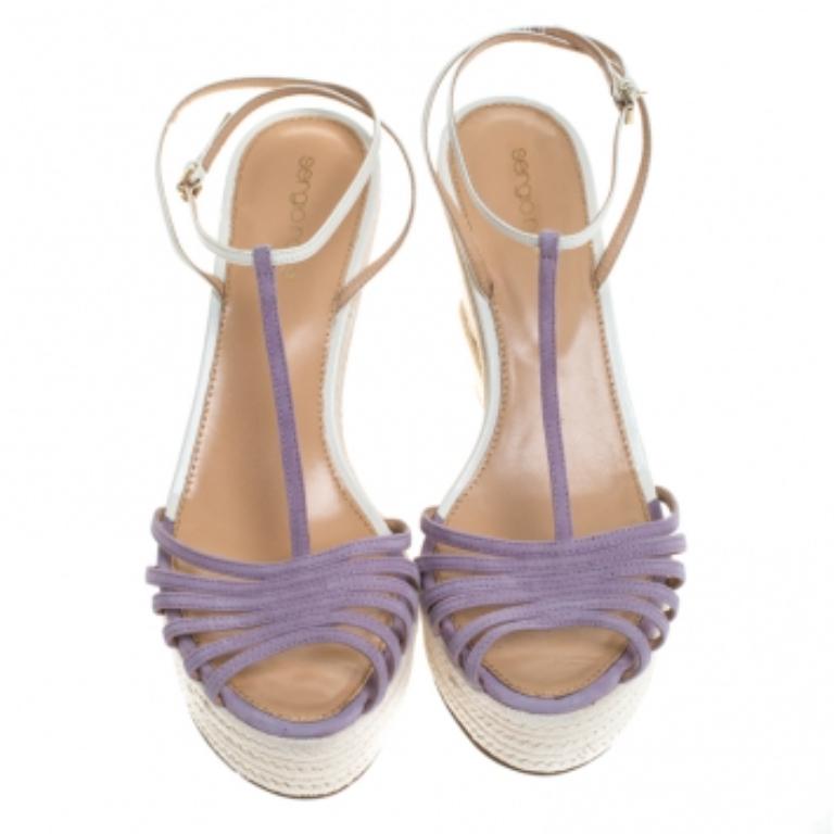Beige Sergio Rossi - Sandales compensées à bride en T en daim et cuir lavande/blanc, taille 39,5 en vente