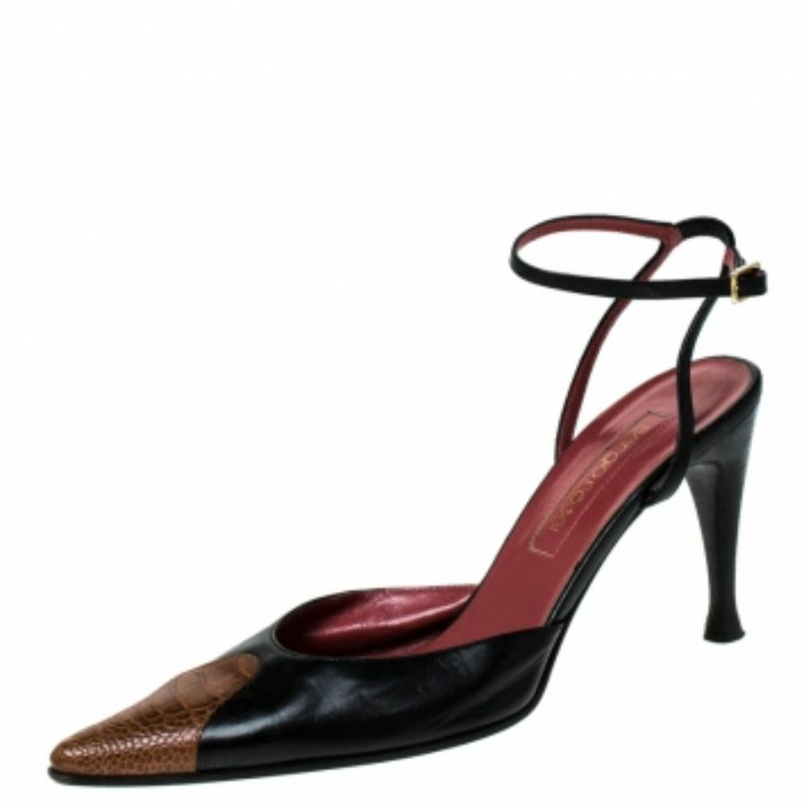 Cette magnifique paire de sandales en cuir vous permettra de rester au top de votre style. Conçus par Sergio Rossi, ils sont dotés de bouts pointus et de bordures en cuir d'autruche (zone de la patte de l'animal), de brides à la cheville avec