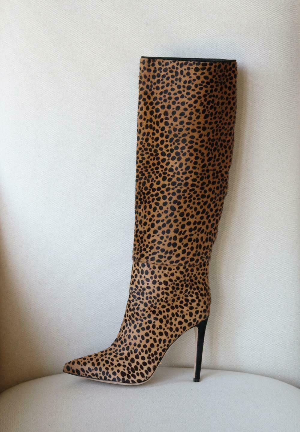 Questi stivali di Sergio Rossi sono un must have per i mesi autunnali/invernali. Sono stati realizzati in Italia con una sottile stampa ghepardo in pelle di vitello per dare l'illusione di una seconda pelle e hanno una punta che allunga la gamba.
Il
