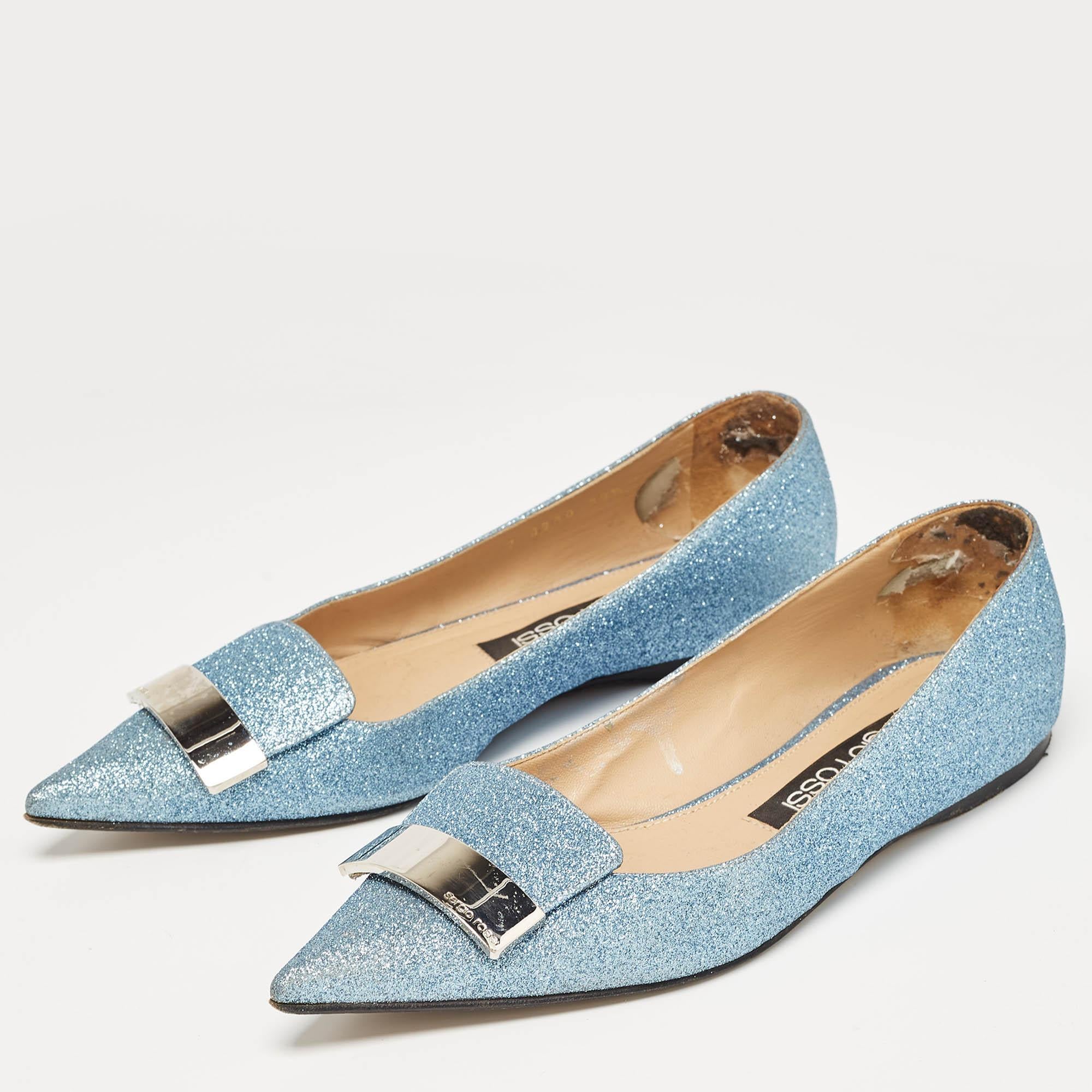 Complete your look by adding these designer ballet flats to your collection of everyday footwear. They are crafted skilfully to grant the perfect fit and style.