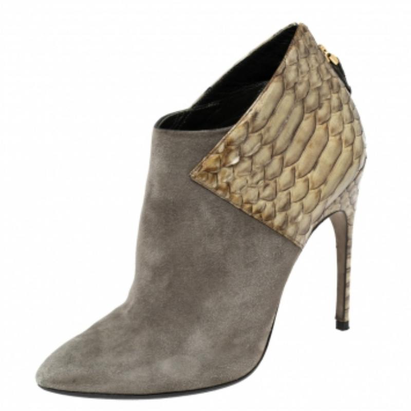 Make a bold style statement by donning these exquisite ankle booties from Sergio Rossi. Crafted skillfully from suede and python leather, they display a breathtaking design and a light olive green hue. Complete with 11.5 cm heels and sturdy soles,