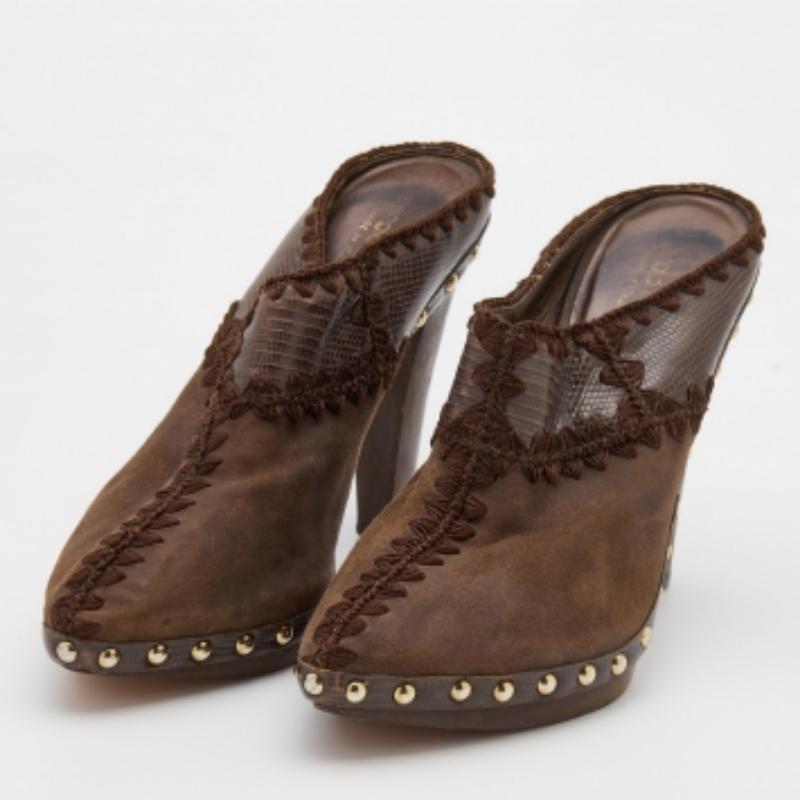 Sergio Rossi is all set to impress you with these stunning mules. Crafted from fine materials, they feature sturdy heels. This pair of mules will raise your style factor.