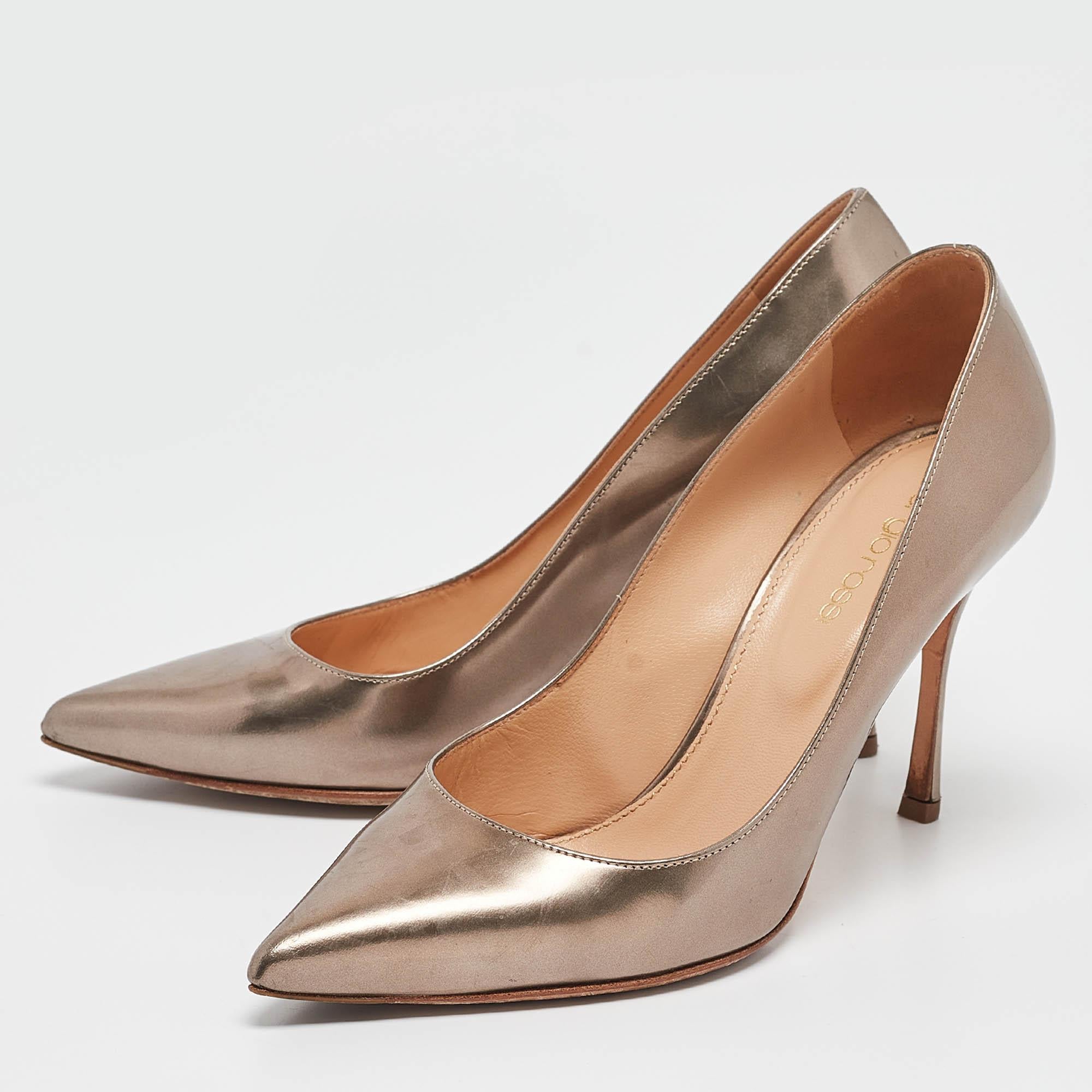 Faites preuve de chic avec ces escarpins de créateur. Ils présentent des talons robustes et des semelles durables, parfaits pour vos sorties à la mode.