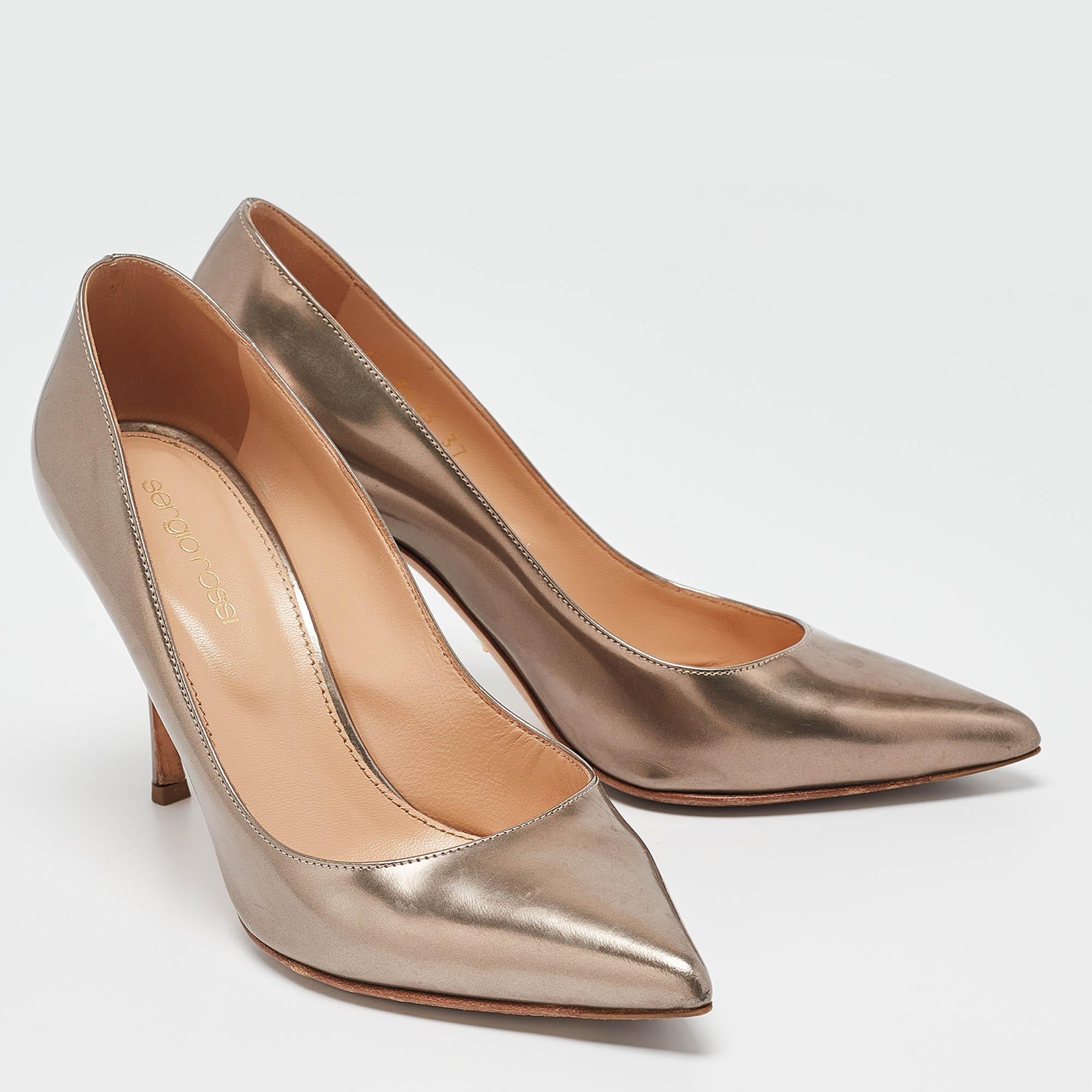 Sergio Rossi escarpins à bout pointu en cuir bronze métallisé, taille 37 Bon état - En vente à Dubai, Al Qouz 2