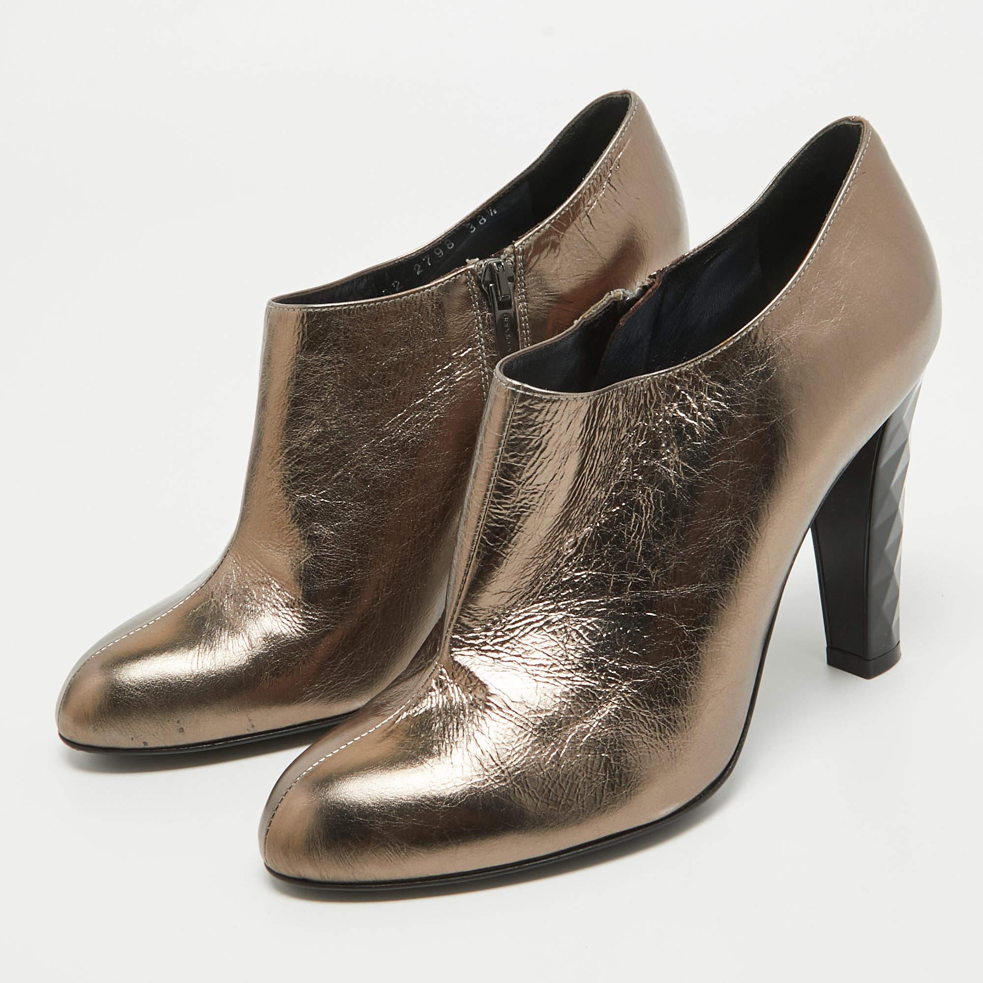 Disfruta de los días más fashion con estos elegantes botines. De diseño y fabricación modernos, están pensados para que te sientas cómoda y elegante.