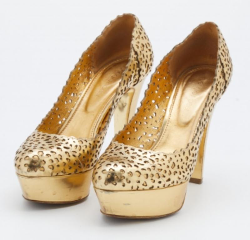 Ornée de découpes laser complexes, cette paire d'escarpins Sergio Rossi allie parfaitement mode et fonctionnalité. Il est fabriqué en cuir dans une teinte or métallisé et constitue une création délicieuse. Les talons de 12 cm et les semelles