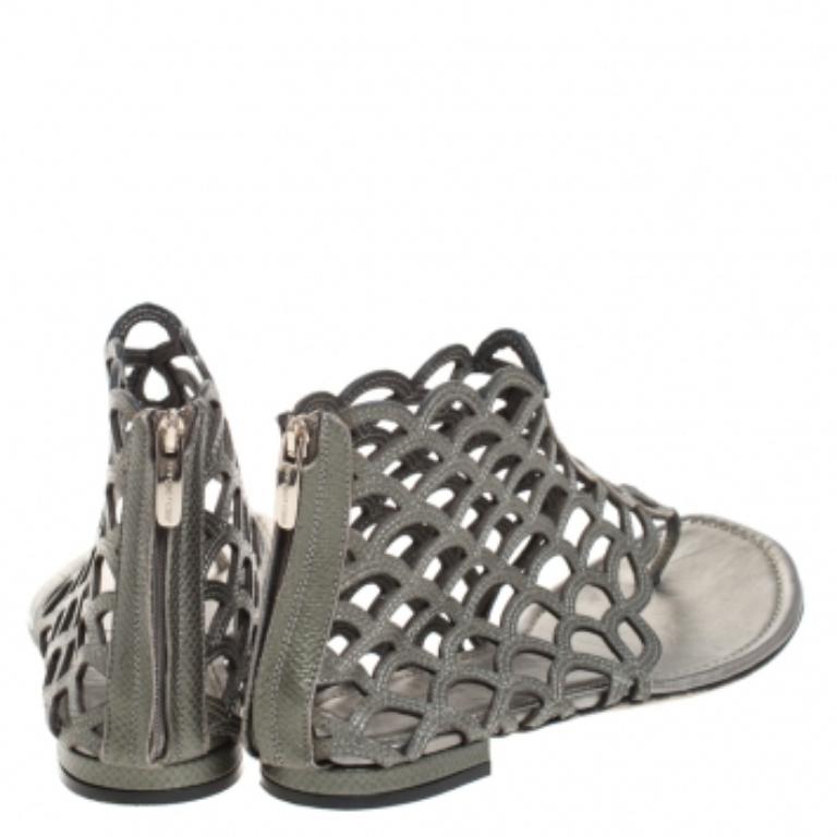 Ces chaussures plates de créateur de la maison Sergio Rossi sont incontournables dans votre garde-robe. Cette magnifique paire de chaussures plates est réalisée en cuir et présente un motif festonné aux chevilles ainsi que des fermetures à glissière