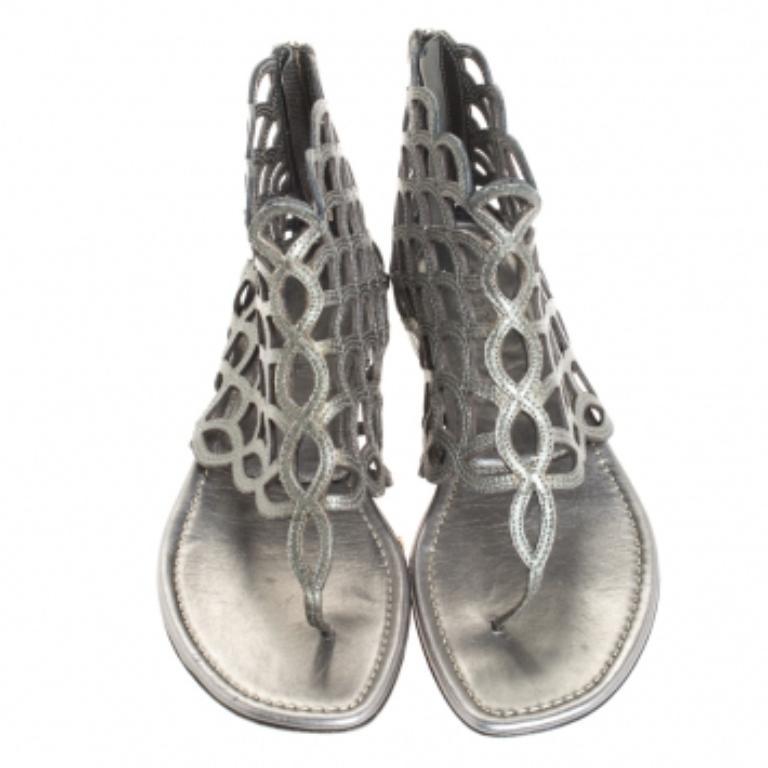 Sergio Rossi - Sandales plates festonnées à découpes en cuir gris métallisé, taille 37,5 Bon état - En vente à Dubai, Al Qouz 2