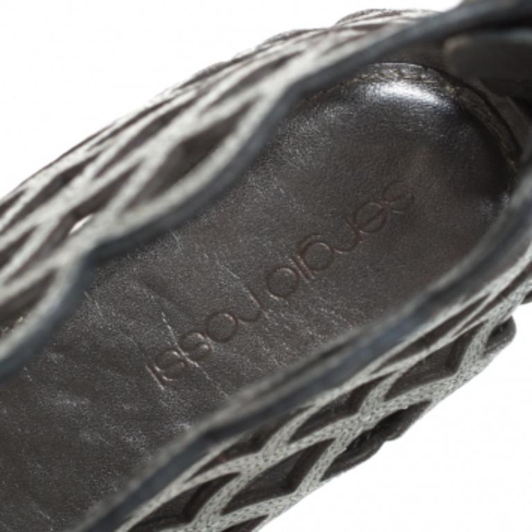 Sergio Rossi - Sandales plates festonnées à découpes en cuir gris métallisé, taille 37,5 Pour femmes en vente