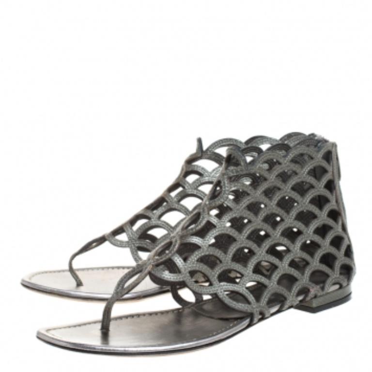 Sergio Rossi - Sandales plates festonnées à découpes en cuir gris métallisé, taille 37,5 en vente 2