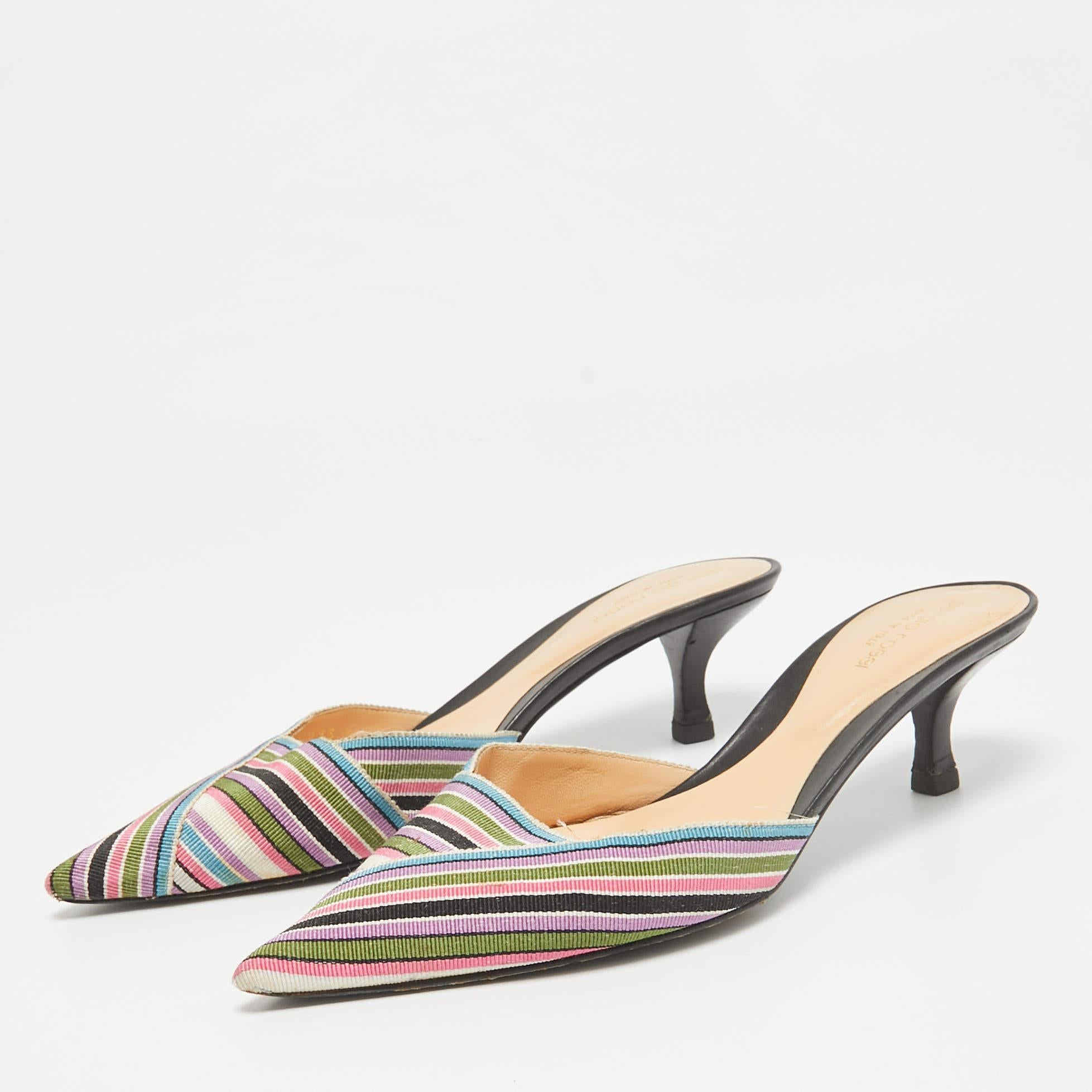 Mélange parfait de style luxueux et de confort, ces mules de créateurs sont fabriquées à partir de matériaux de qualité et encadrent vos pieds de la manière la plus élégante qui soit. Ils peuvent être associés à une multitude de tenues de votre
