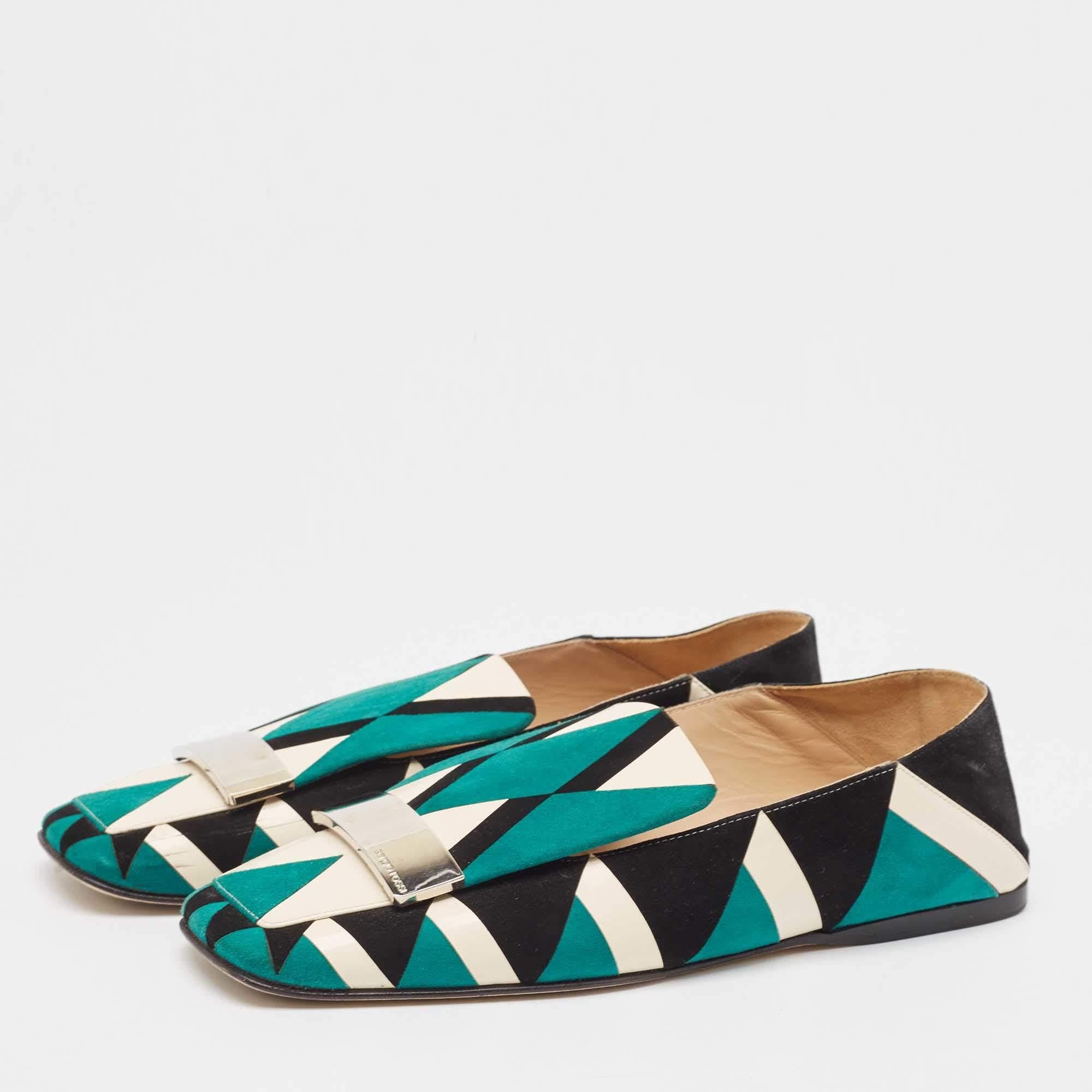 Mélange parfait de style luxueux et de confort, ces mules de créateurs sont fabriquées à partir de matériaux de qualité et encadrent vos pieds de la manière la plus élégante qui soit. Ils peuvent être associés à une multitude de tenues de votre