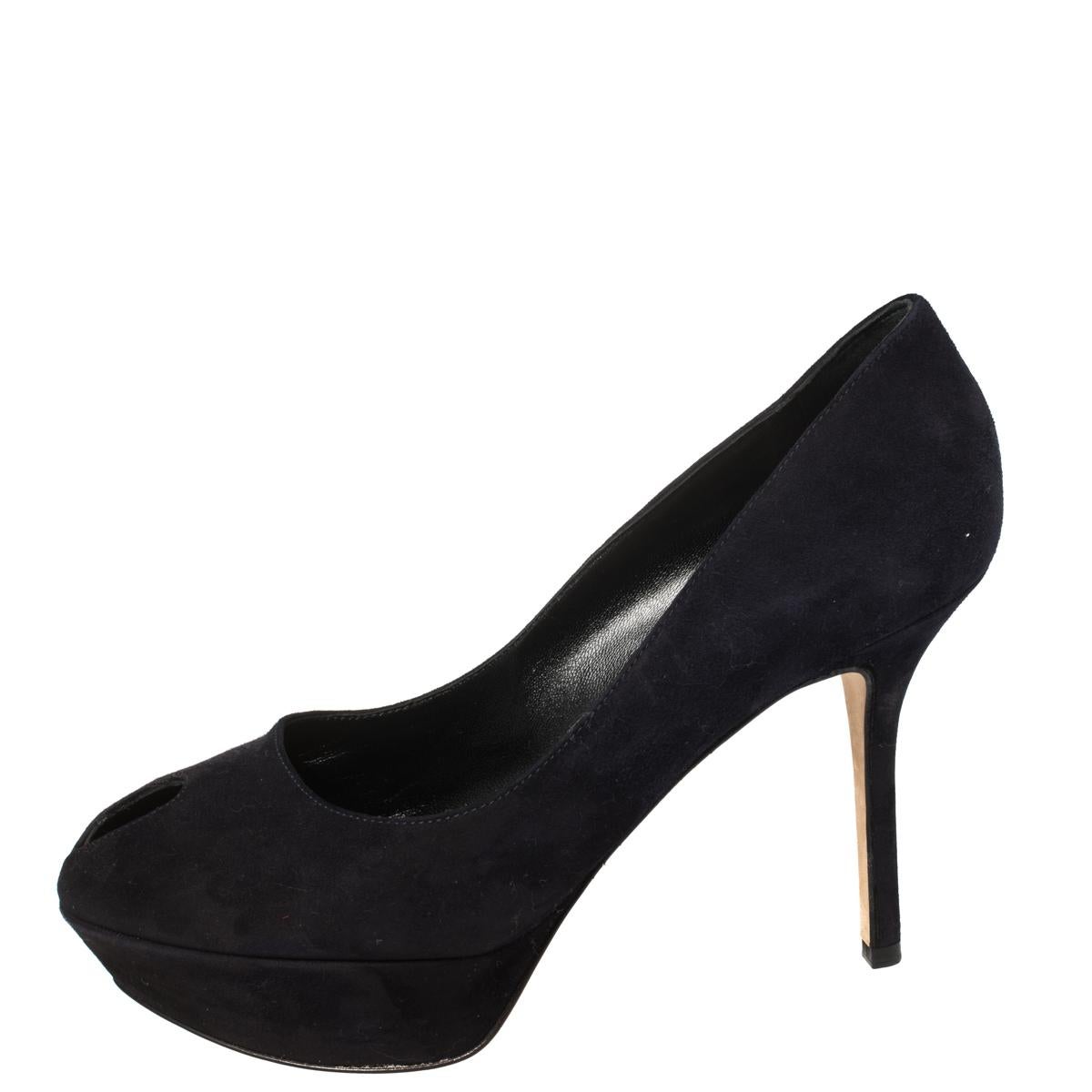 Project an elegant take in a comfortable manner with these timeless pumps by Sergio Rossi. Crafted in Italy from suede in a navy blue shade, they feature peep toes and 11 cm heels supported by platforms.

