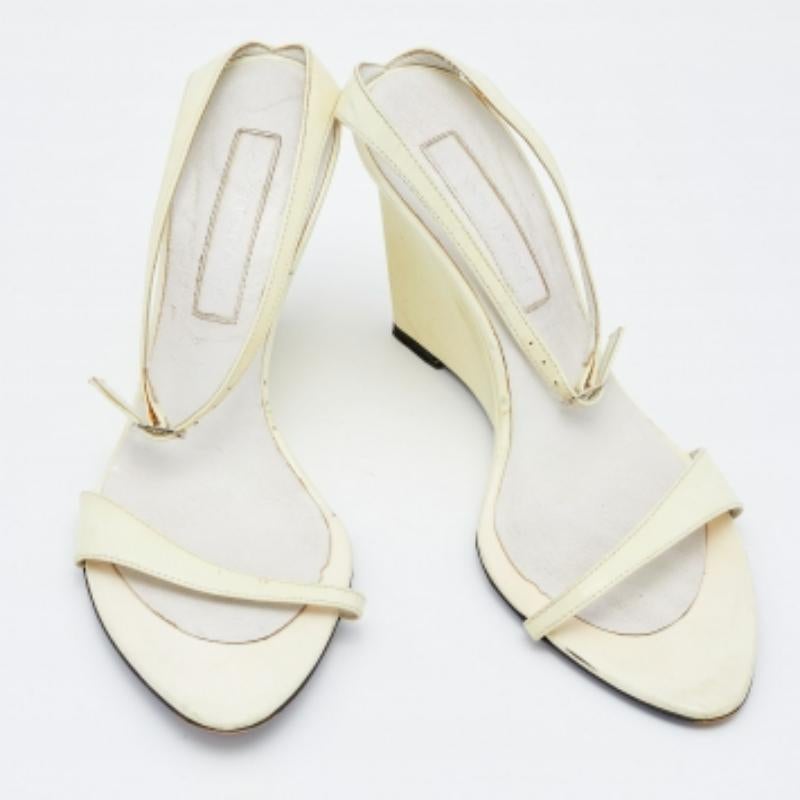 Ergänzen Sie Ihr gut zusammengestelltes Outfit mit diesen authentischen Designer-Schuhen. Sie sind zeitlos und stilvoll und verfügen über eine erstaunliche Konstruktion für dauerhafte Qualität und bequemen Sitz.