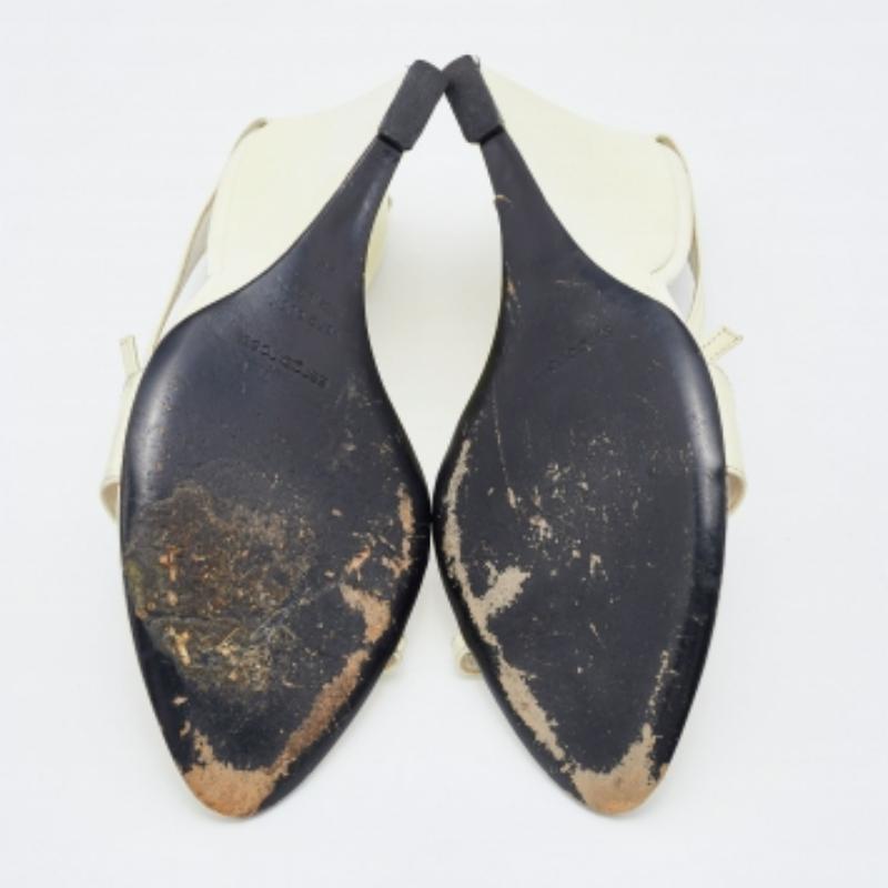 Sergio Rossi Keilsandalen aus cremefarbenem Lackleder in Weiß Größe 38 im Angebot 3