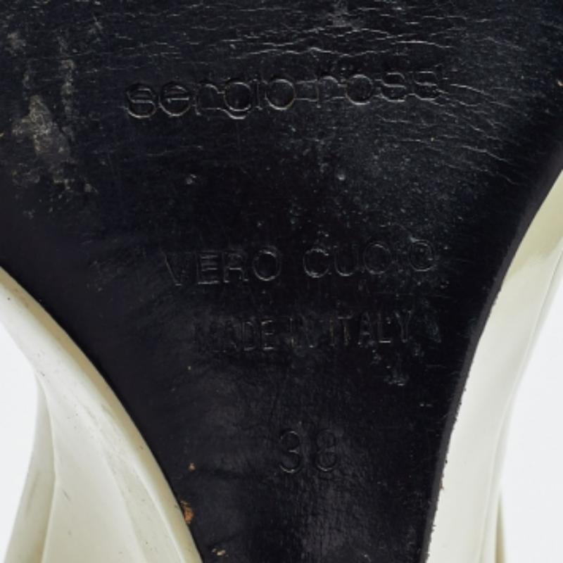 Sergio Rossi Keilsandalen aus cremefarbenem Lackleder in Weiß Größe 38 im Angebot 4