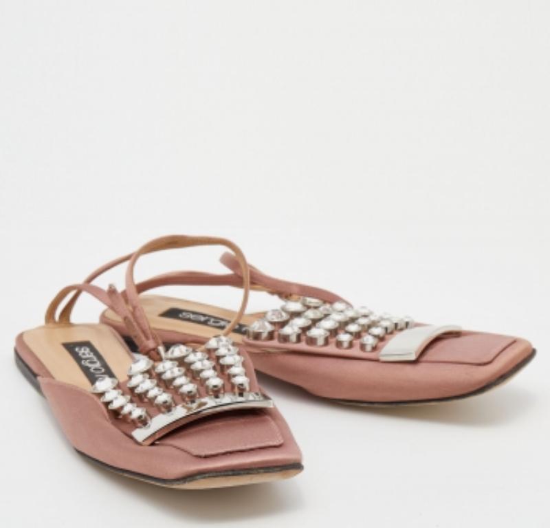 Sergio Rossi Old Rose Satin Crystal Embellished Ankle Strap Flats Size 36 In Good Condition For Sale In Dubai, Al Qouz 2