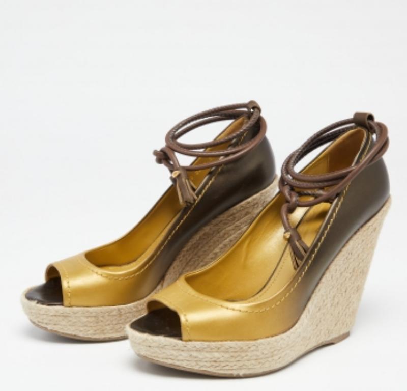 Sergio Rossi Ombre Gold Leather and Jute Ankle Wrap Wedge Pumps Size 39.5 In Good Condition For Sale In Dubai, Al Qouz 2