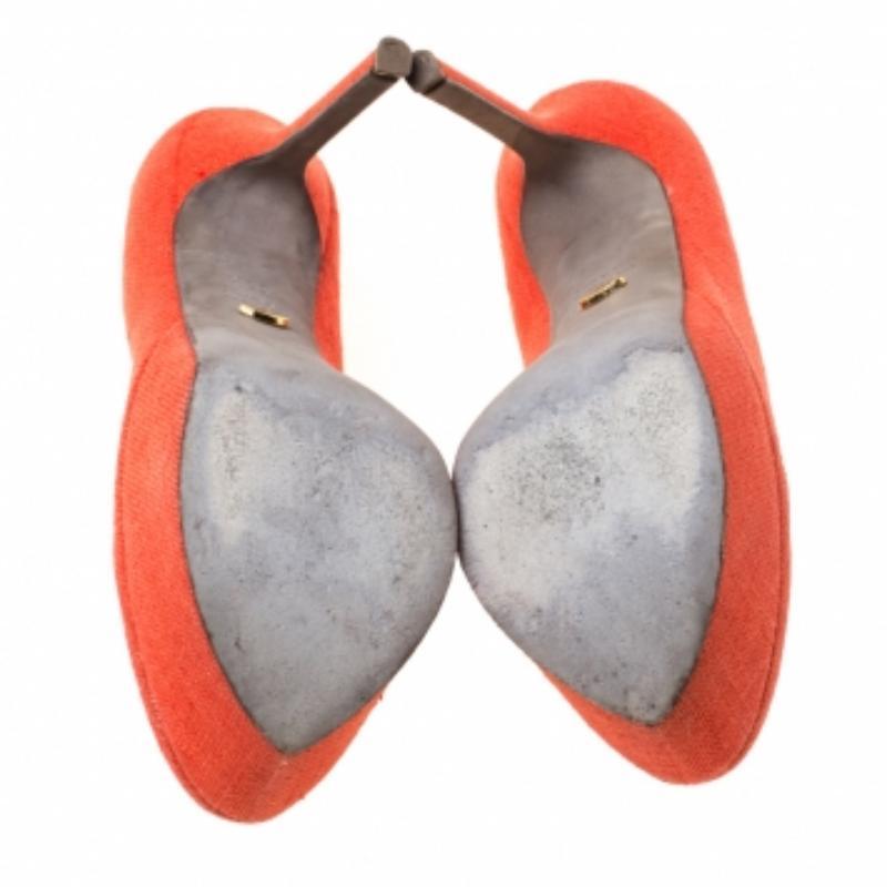 Mit diesen hübschen Pumps von Sergio Rossi sind Sie bestens gerüstet für einen modischen Auftritt! Die orangefarbenen Pumps sind aus Canvas gefertigt und zeigen eine runde Schuhspitze. Sie sind mit bequemen Einlegesohlen, festen Plateaus und 13 cm