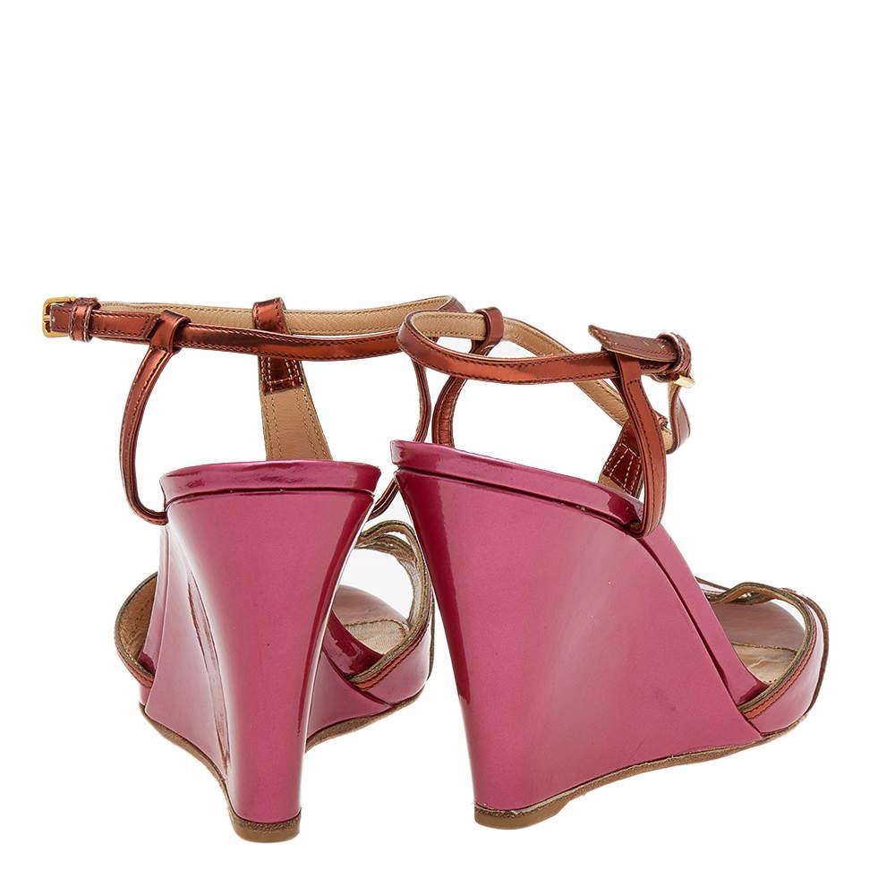 Sergio Rossi Pink/Metallic Bronze Patent And Leather Wedge Ankle Strap Sandals S In Good Condition For Sale In Dubai, Al Qouz 2