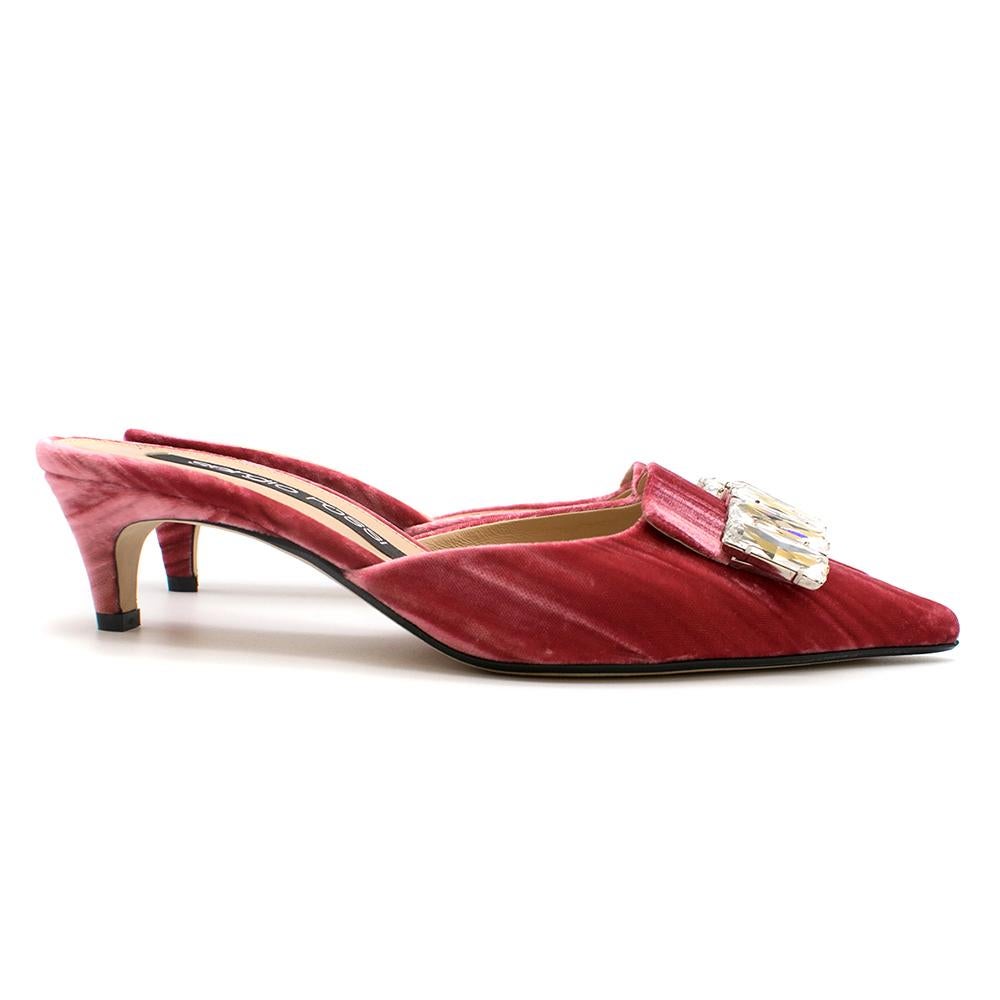 Sergio Rossi ladies' shoes are a unique example of Italian craftsmanship and true femininity. These pink kitten heels features velvet and a distinctive crystal maxi-logo at the pointed-toe. 

- Made in Italy 

-  Size 39

Please note, these items