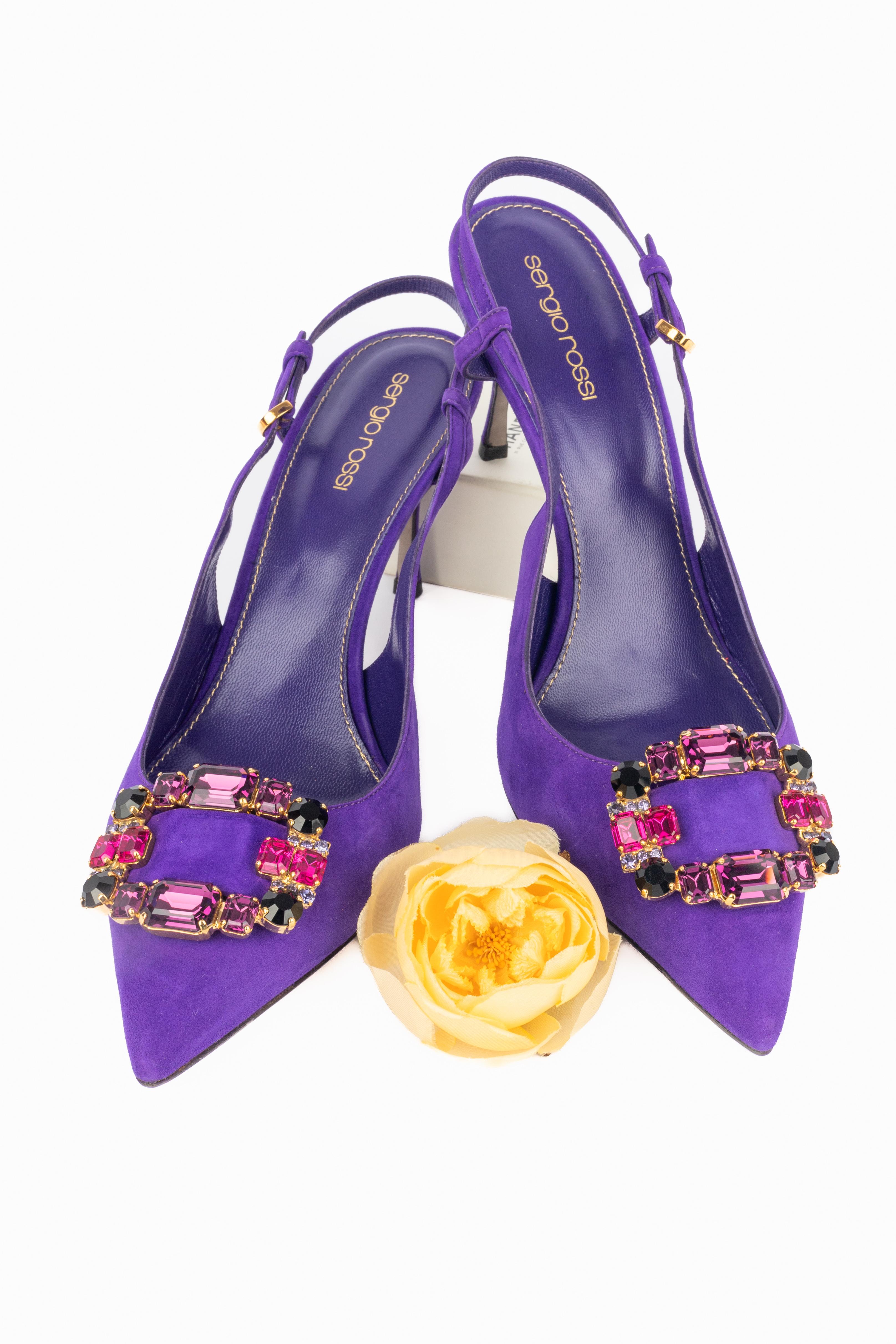 Sergio Rossi -(Made in Italy) Décolleté in camoscio viola decorate con una fibbia in metallo dorato e strass. Taglia 40.5FR indicata.

Condizioni:
Ottime condizioni

Dimensioni:
Altezza del tacco: 9 cm

SKU:CH45