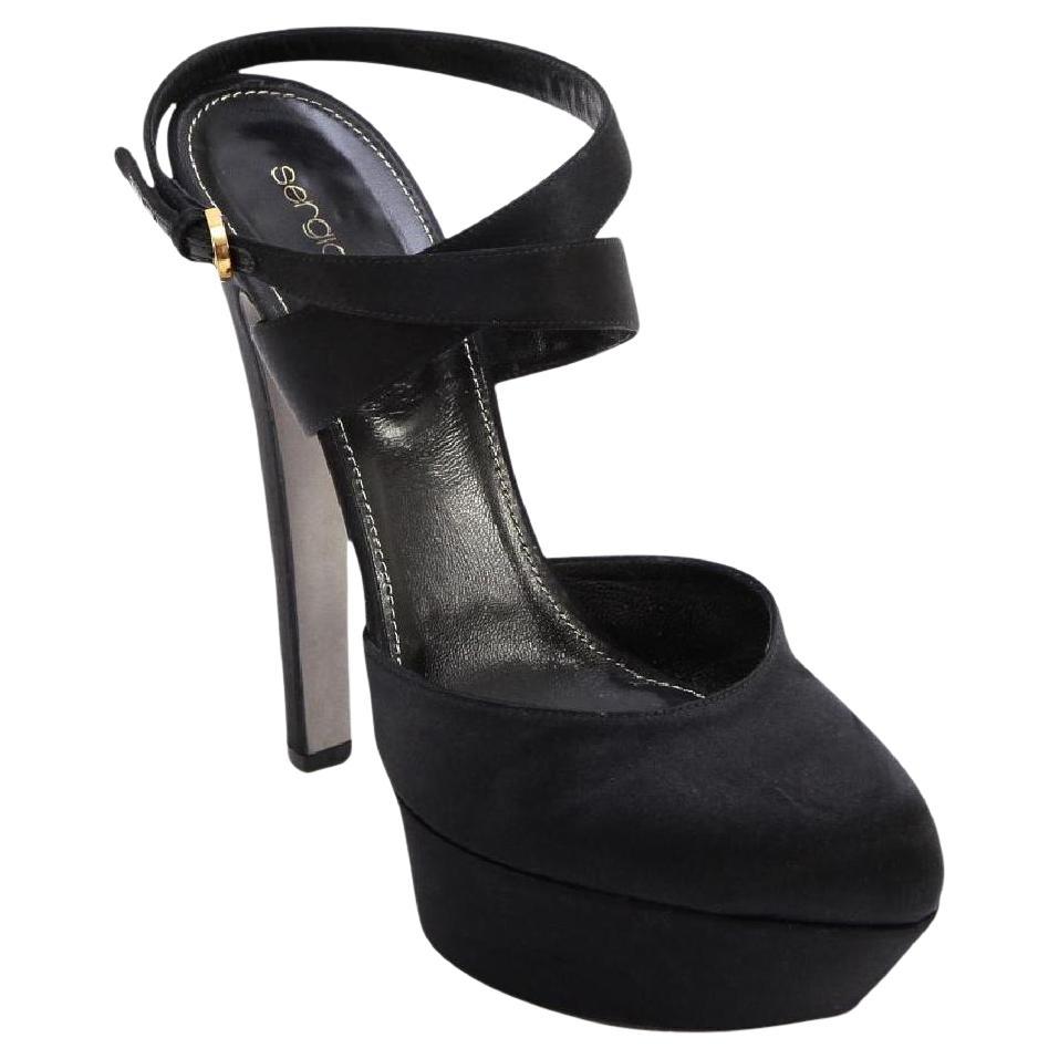 GARANTIE AUTHENTIQUE SERGIO ROSSI SATIN NOIR MILADY 105mm WRAP PUMPS

Design :
- Superbe escarpin en satin noir Milady 105mm à plateforme.
- Bout en forme d'amande.
- Bracelet de cheville réglable avec boucle en métal doré.
- Plate-forme et talon