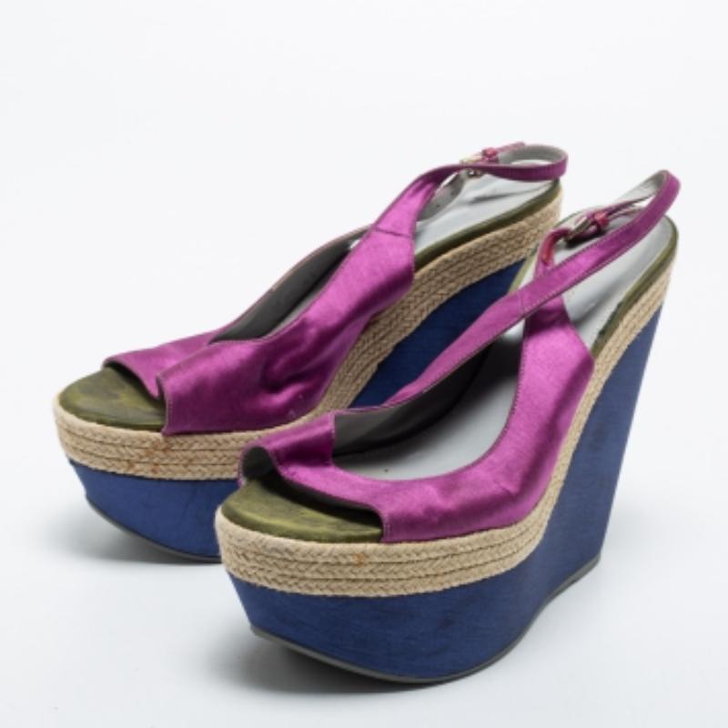 Mit diesen Sandalen gelingt Ihnen ein eleganter Auftritt. Die aus hochwertigen Materialien gefertigten Schuhe sind auf bequemen Absätzen gestapelt und die strapazierfähigen Sohlen dieses Paares verleihen dem Design Funktionalität.