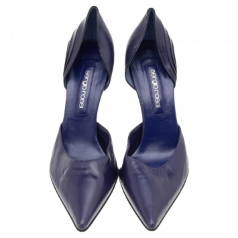 Hay algunos zapatos que superan la prueba del tiempo y los ciclos de la moda: estos zapatos de salón atemporales de Sergio Rossi. Fabricados en piel de color púrpura, están diseñados con cortes elegantes, puntas afiladas y tacones altos.