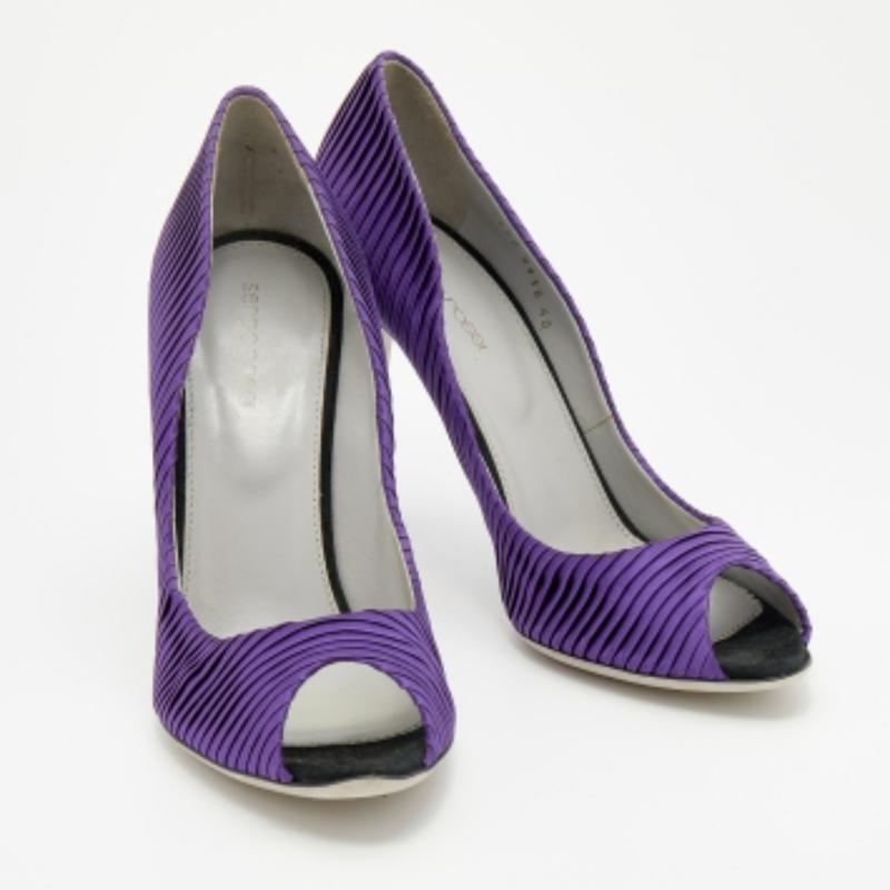 Sergio Rossi Pumps Peep Toe in raso plissettato viola taglia 40 In condizioni buone in vendita a Dubai, Al Qouz 2