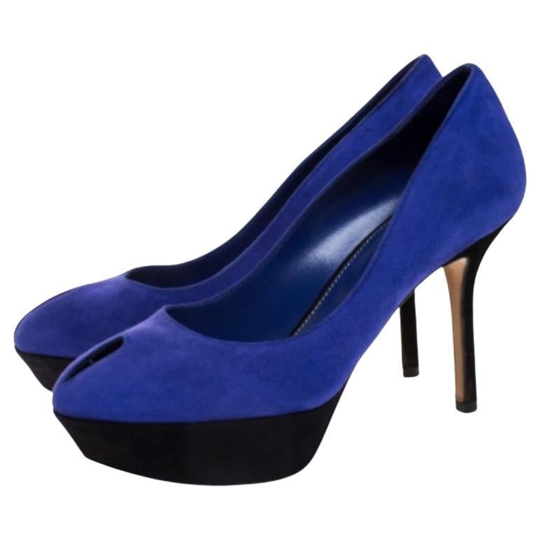 Mit diesen hübschen Pumps von Sergio Rossi zeigen Sie sich von Ihrer besten Seite, wo immer Sie hingehen. Sie wurden aus lila Wildleder gefertigt und mit kleinen Peep-Toes versehen. Stützende Plateaus und 10 cm hohe Absätze vervollständigen das