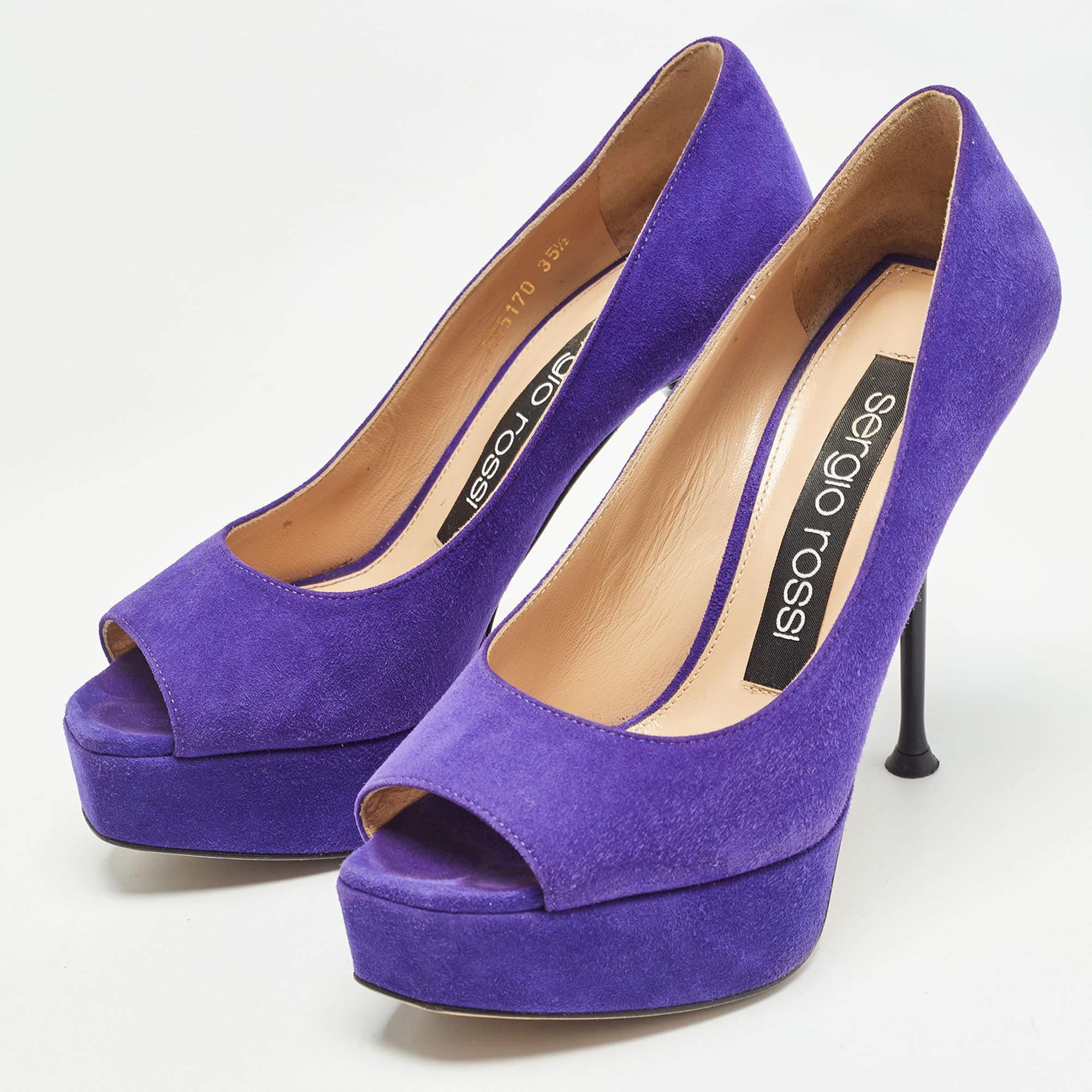 Faites preuve de chic avec ces escarpins de créateur. Ils présentent des talons robustes et des semelles durables, parfaits pour vos sorties à la mode.