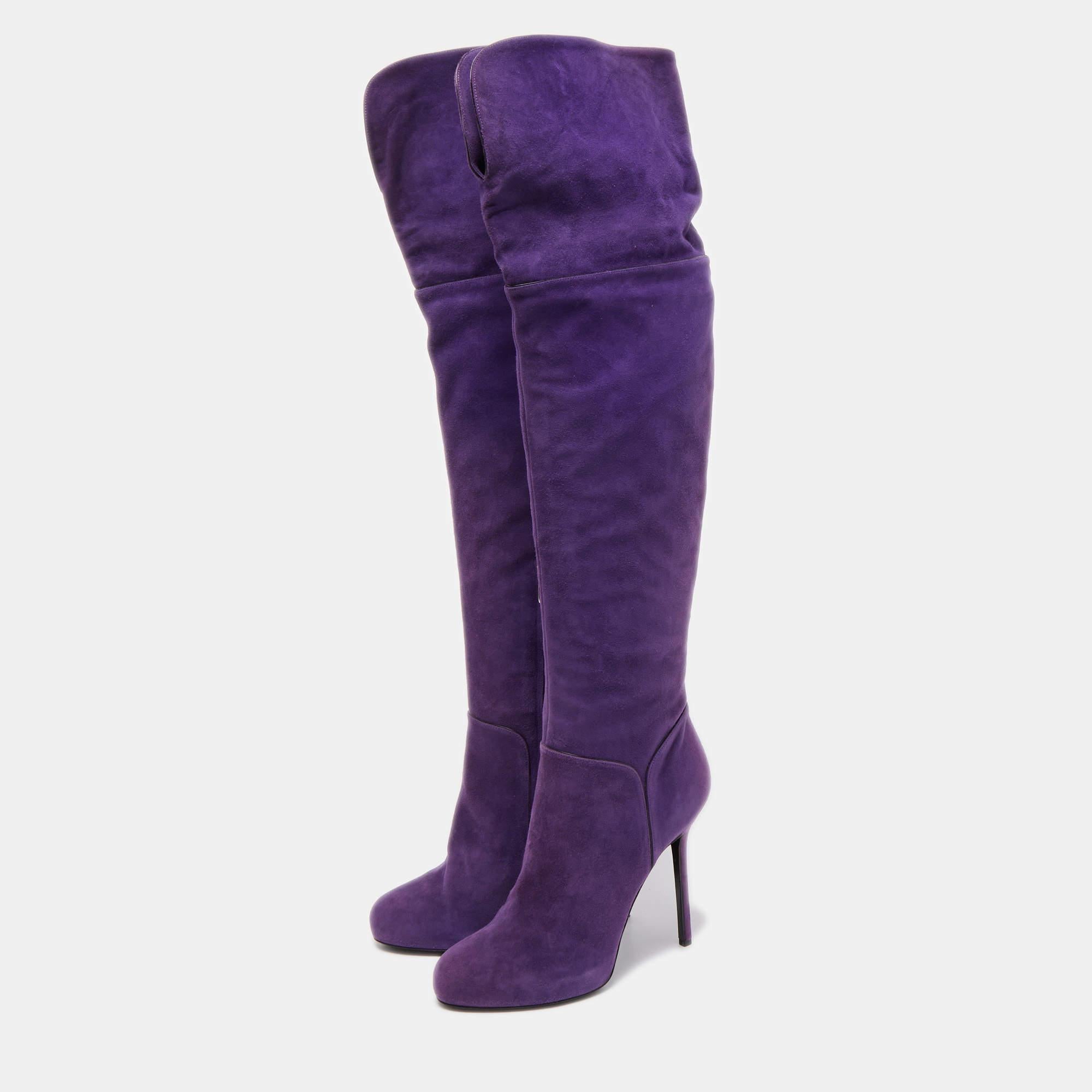 Enjoy the most fashionable days with these stylish boots. Modern in design and craftsmanship, they are fashioned to keep you comfortable and chic!
