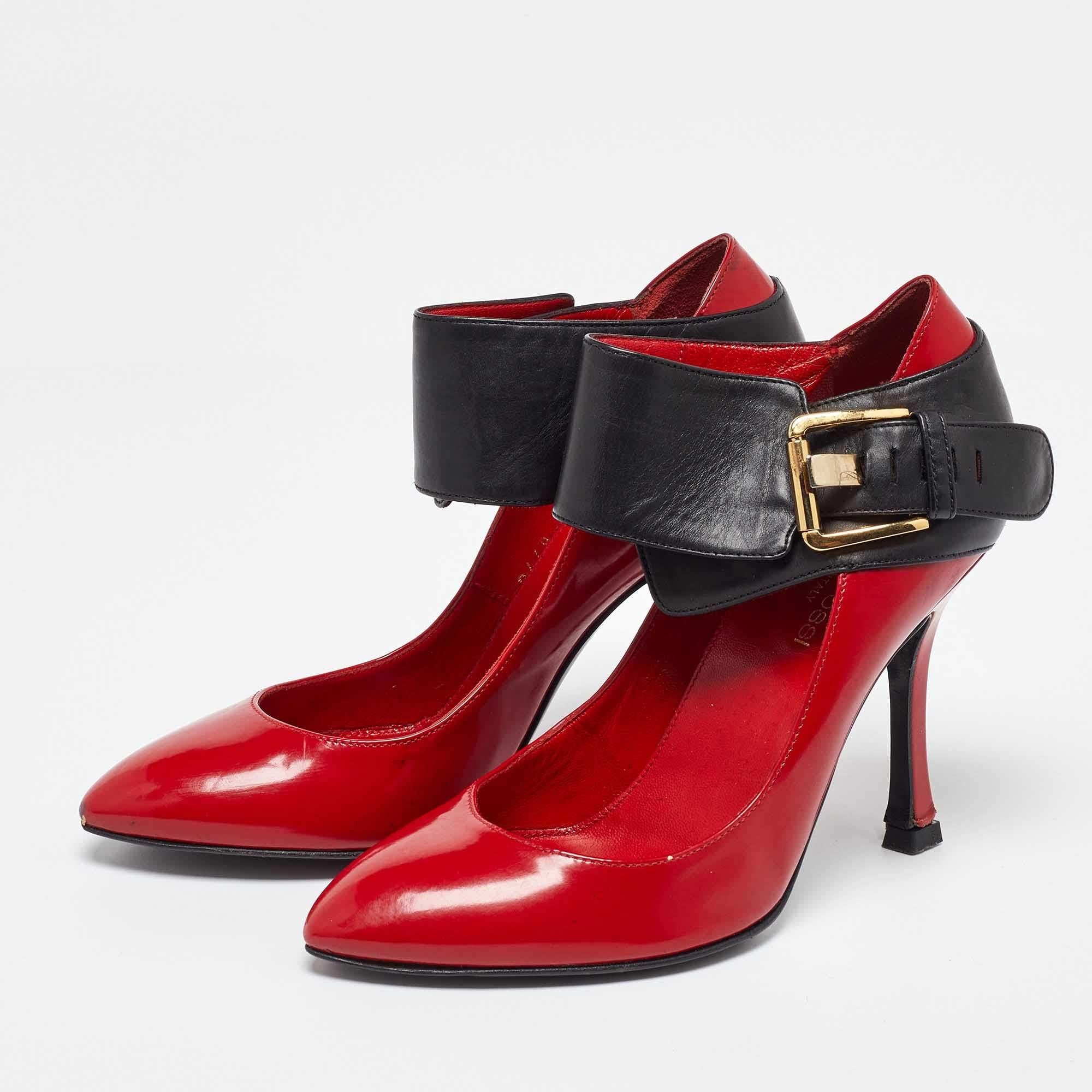 Sfoggiate uno stile elegante con questo paio di décolleté. Queste scarpe eleganti sono realizzate con materiali di qualità. Sono montati su suole resistenti e tacchi eleganti.